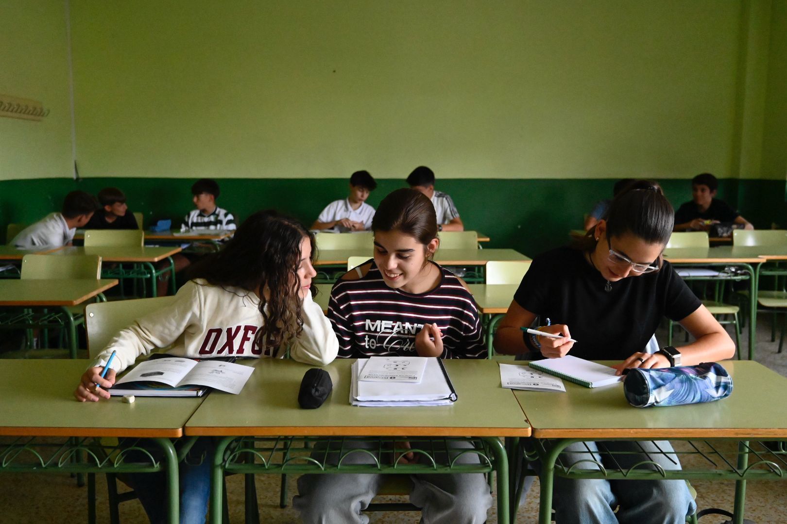 Alumnas resolviendo ejercicios de Matemáticas en el aula. | SAÚL ARÉN