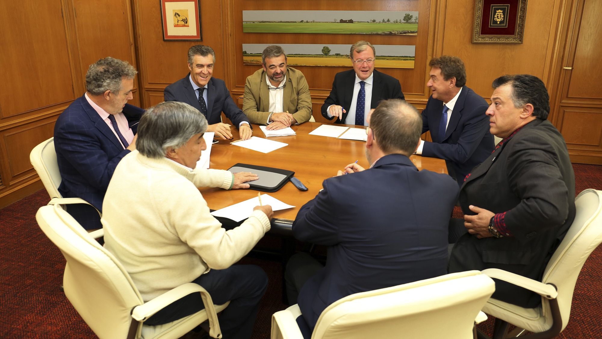 Una imagen de la reunión mantenida entre Silván y el Consejo. | L.N.C.