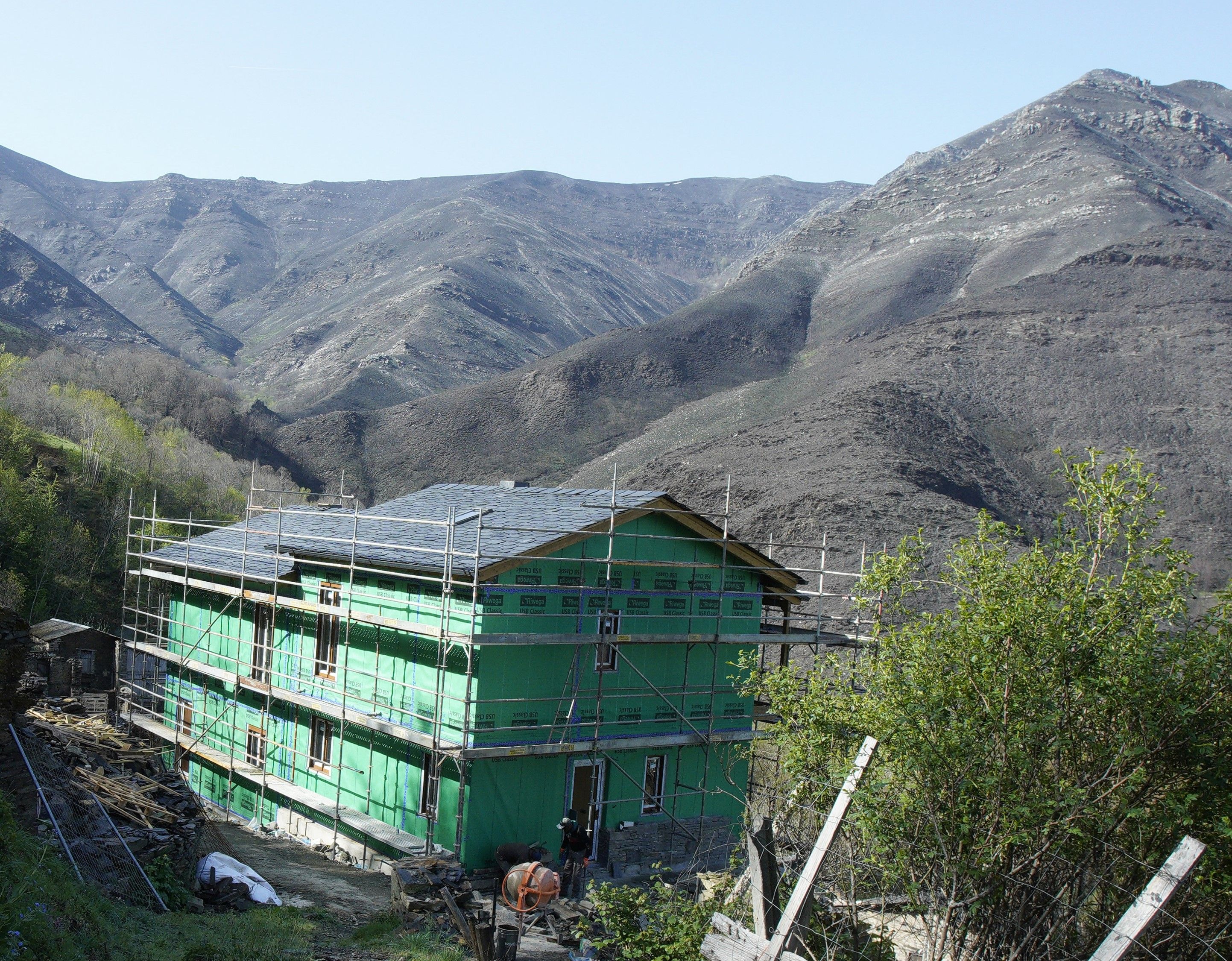 Alguna de las viviendas que se está recuperando para volver a dar vida a Lusío tras los incendios. | ICAL