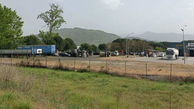 Acúmulo de ruedas en una parte de la Terminal, un peligro latente sin gestionar. | L.N.C.