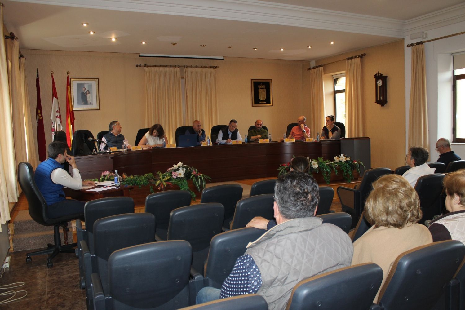 El pleno del Ayuntamiento de Boñar, con la presencia de los concejales durante la sesión ordinaria celebrada el pasado jueves | ALFREDO HURTADO