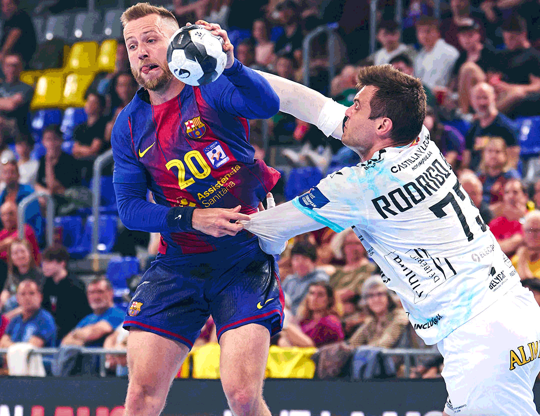 Benites intenta impedir el pase de Aleix Gómez durante el partido.  REPORTAJE GRÁFICO ÁLEX CAPARRÓS