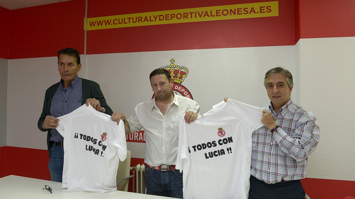 Ángel Rebollo, Luis Ángel Chamorro y Juan Luis Díez, con las camisetas de apoyo a Lucía. | MAURICIO PEÑA