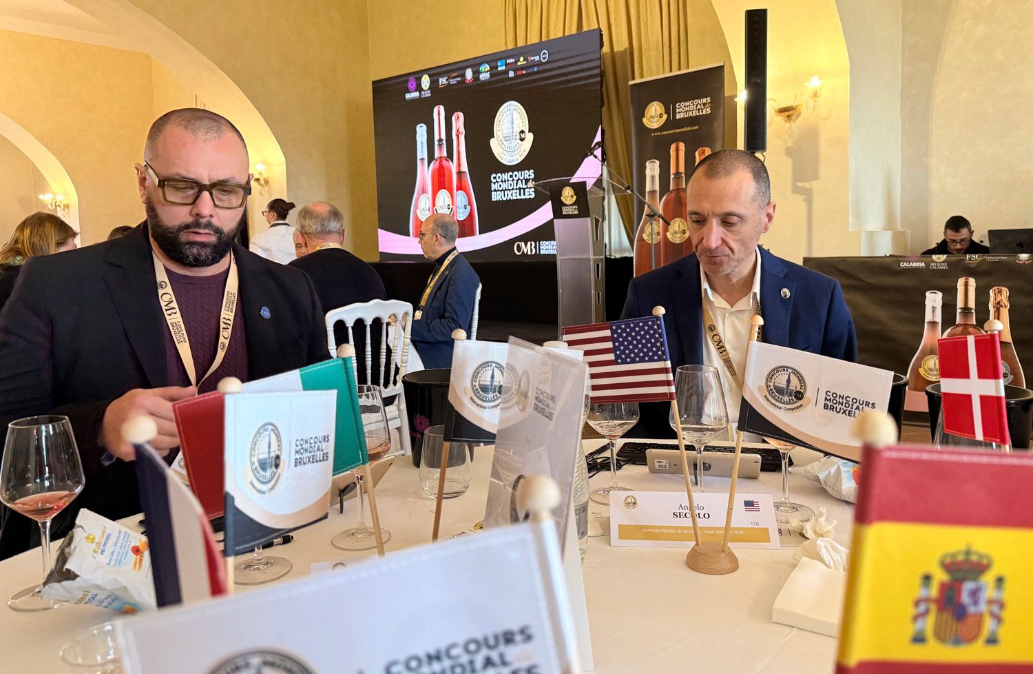 Dos jurados internacionales durante la sesión de cata de rosados del Concours Mondial de Bruxelles. | L.N.C.