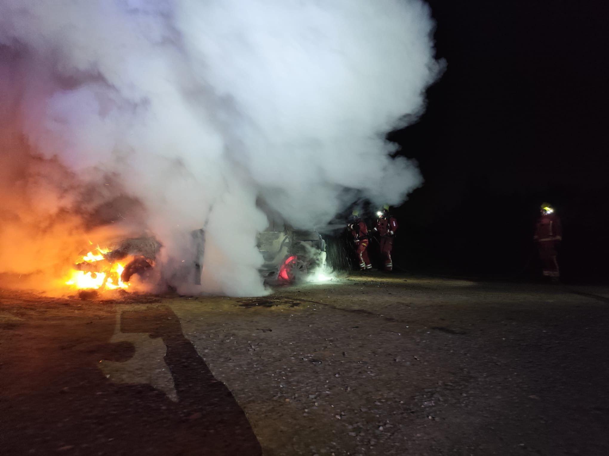 Calcinado por completo un coche en esta pedanía de León