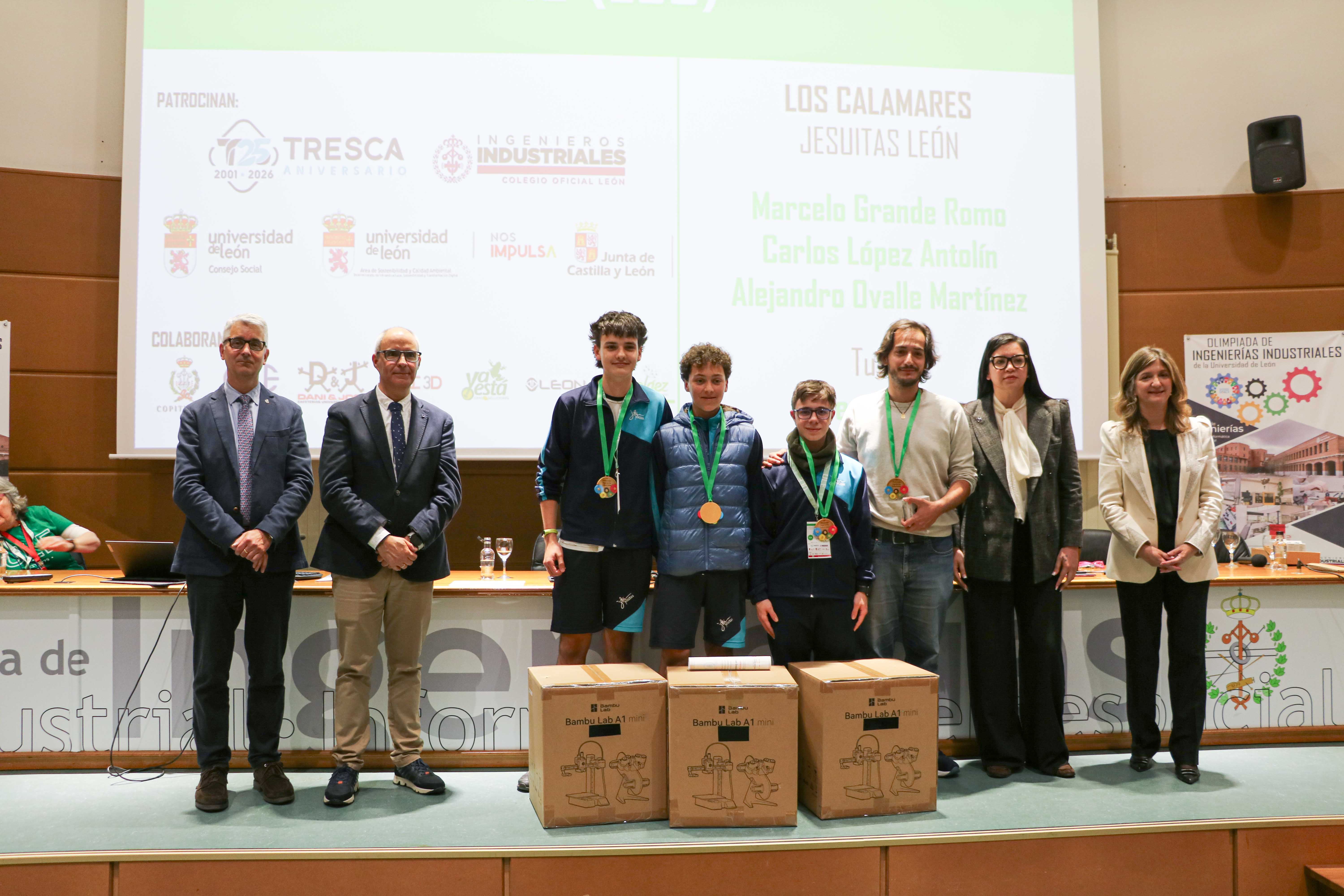 Equipo ‘Los Calamares’, del colegio Jesuitas León, recibiendo el primer premio. | L.N.C.