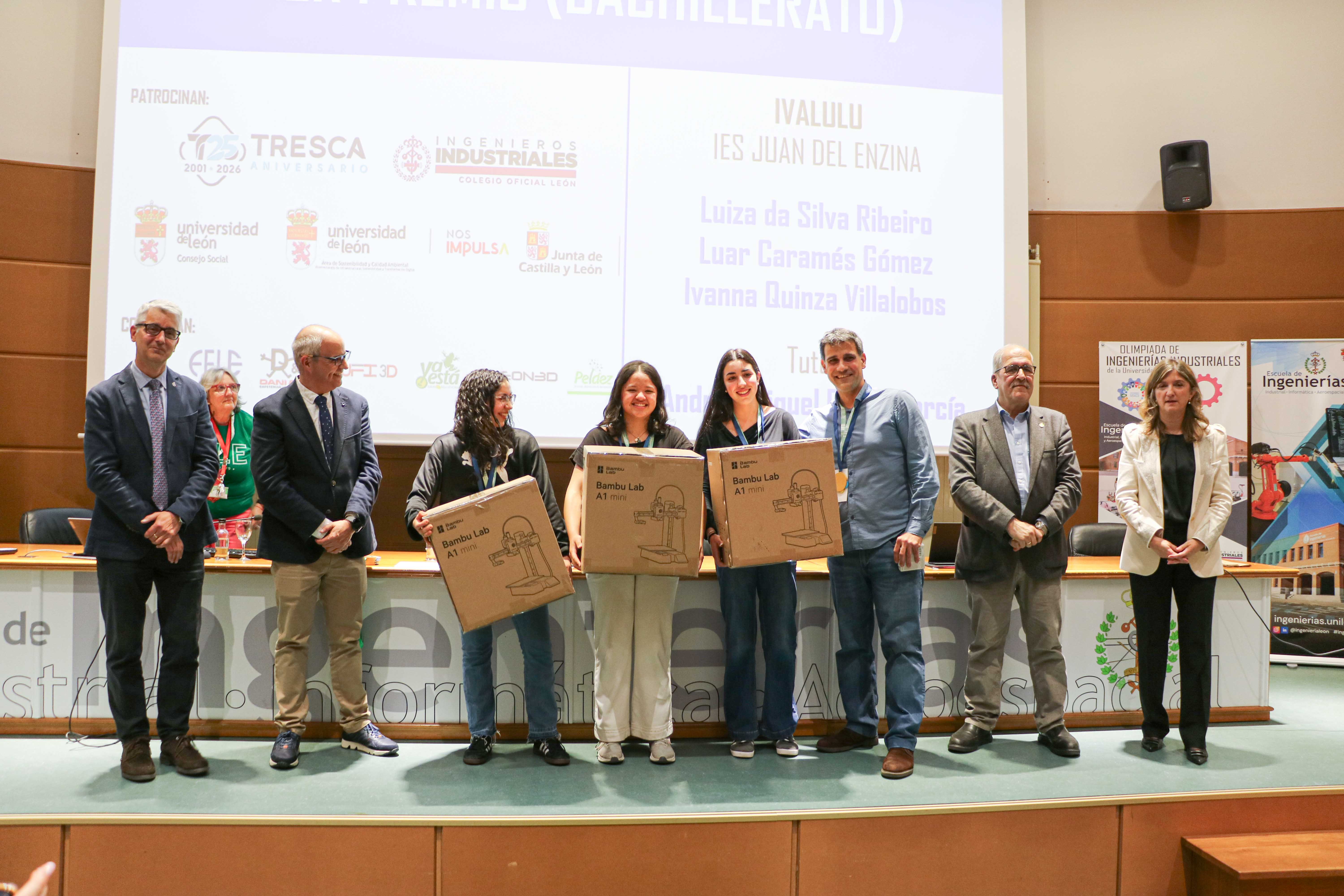 equipo ‘Ivalulu’, del IES Juan del Enzina, durante la entrega del primer premio de Bachillerato. | L.N.C.