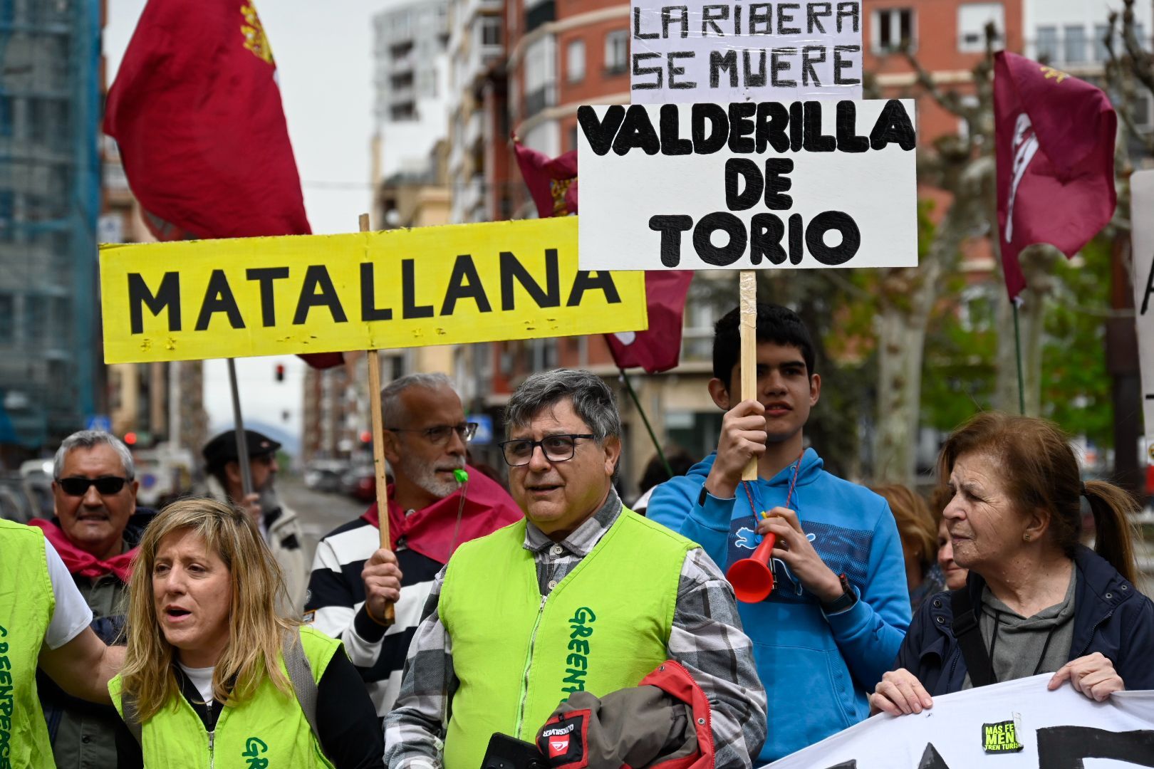 Nueva concentración para reclamar el regreso del tren de Feve al centro de León. | SAÚL ARÉN