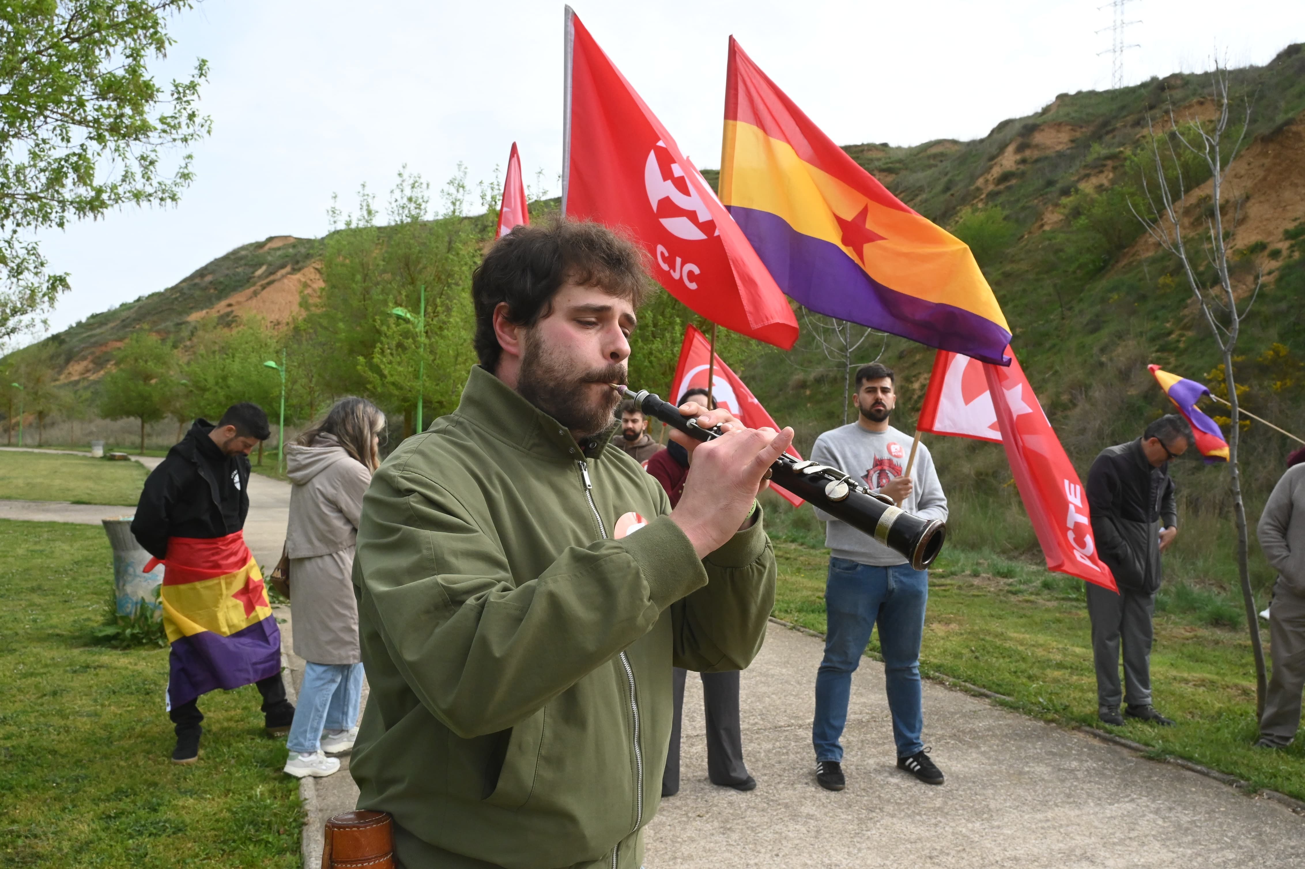 Un dulzainero tocando durante el acto. | ICAL