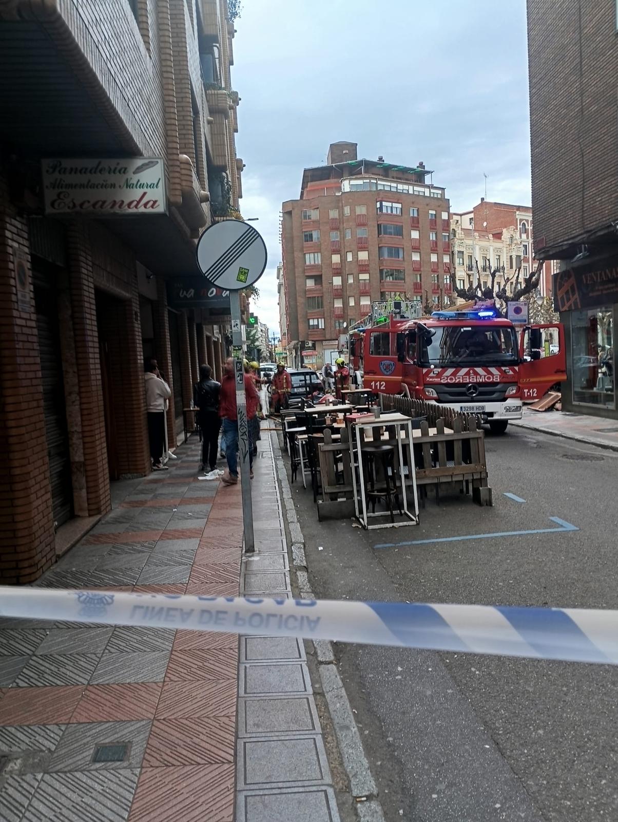 Los bomberos de León durante las labores para sofocar el incendio en un local de masajes tailandés. | L.N.C.