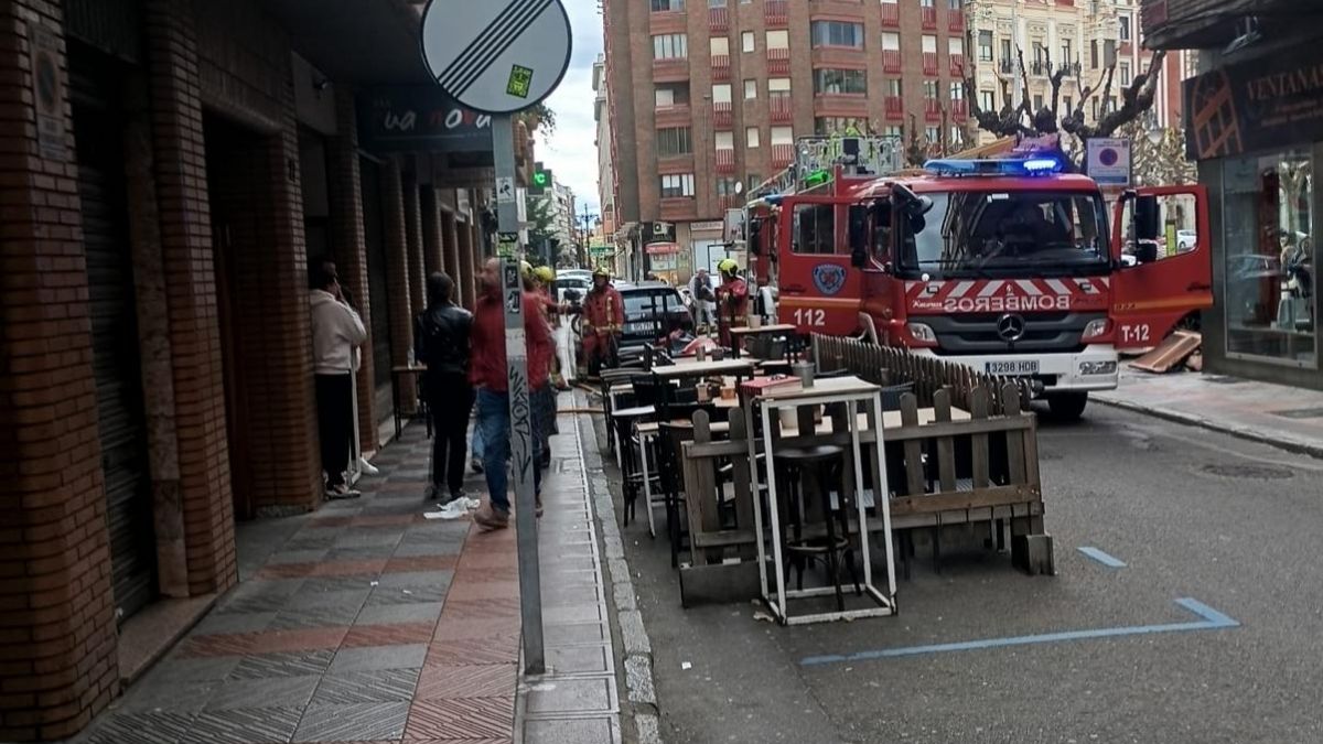Los bomberos de León sofocan el incendio en un local de masajes tailandés