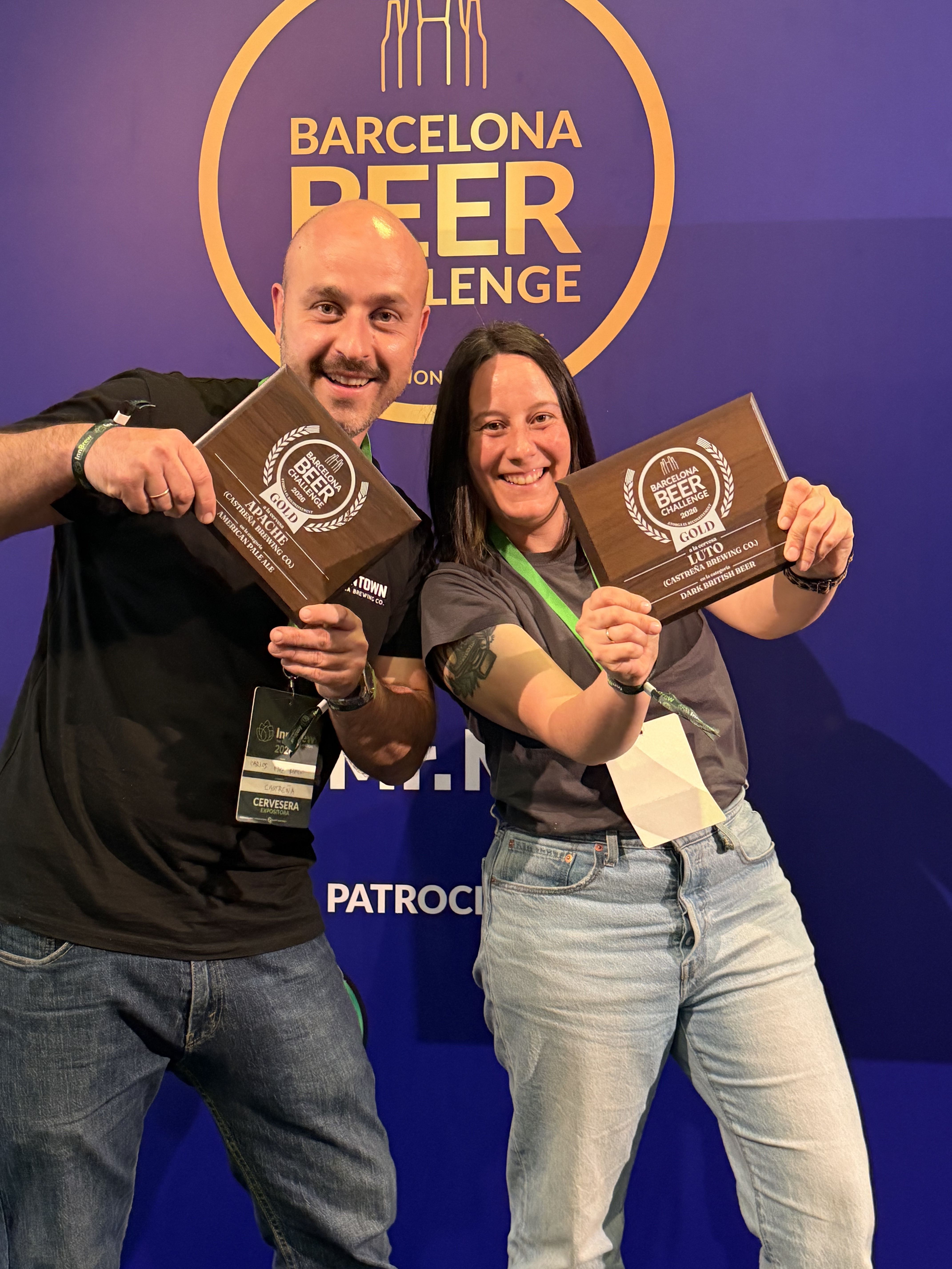 Recogiendo el premio de la Cerveza Castreña.
