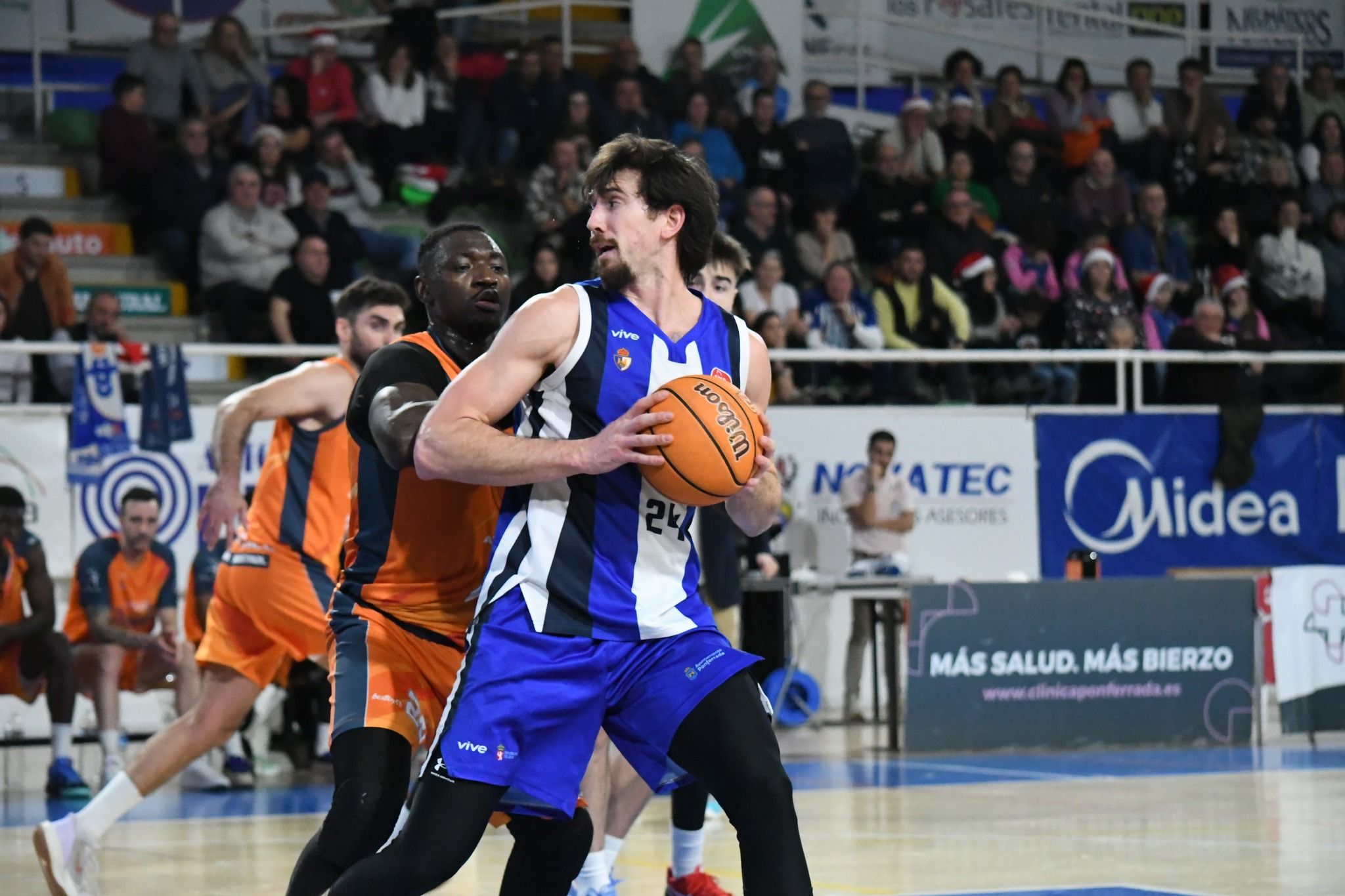 Hayes fue uno de los mejores en la última salida de la liga regular de Ponferrada. REDBLANQUIAZUL