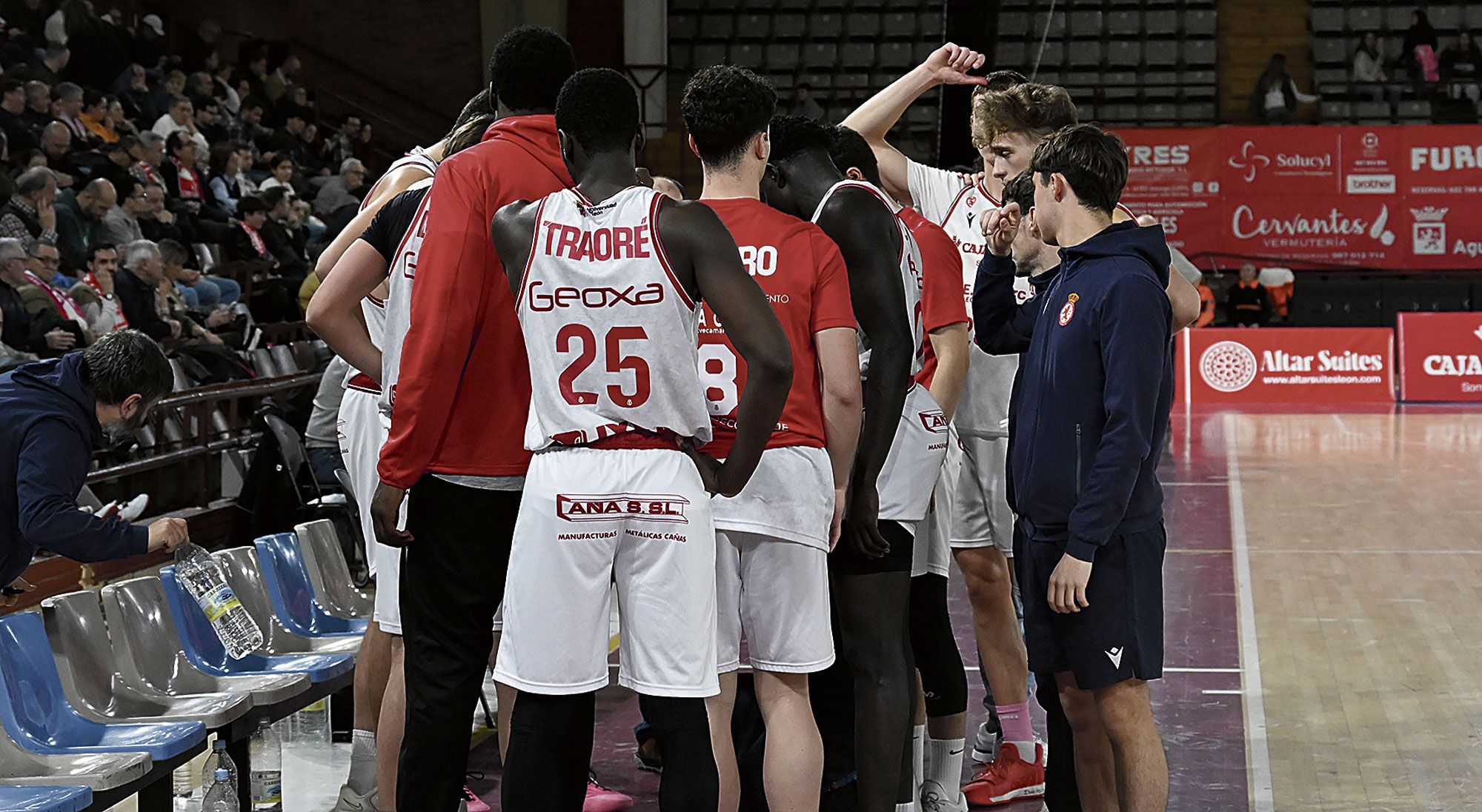 Luis Castillo da instrucciones en un tiempo muerto de la Cultural. SAÚL ARÉN