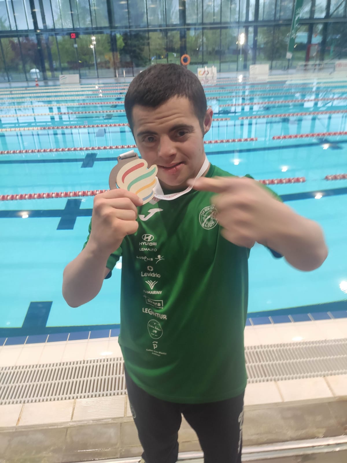 Pablo con su medalla de plata en Vitoria. L.N.C.