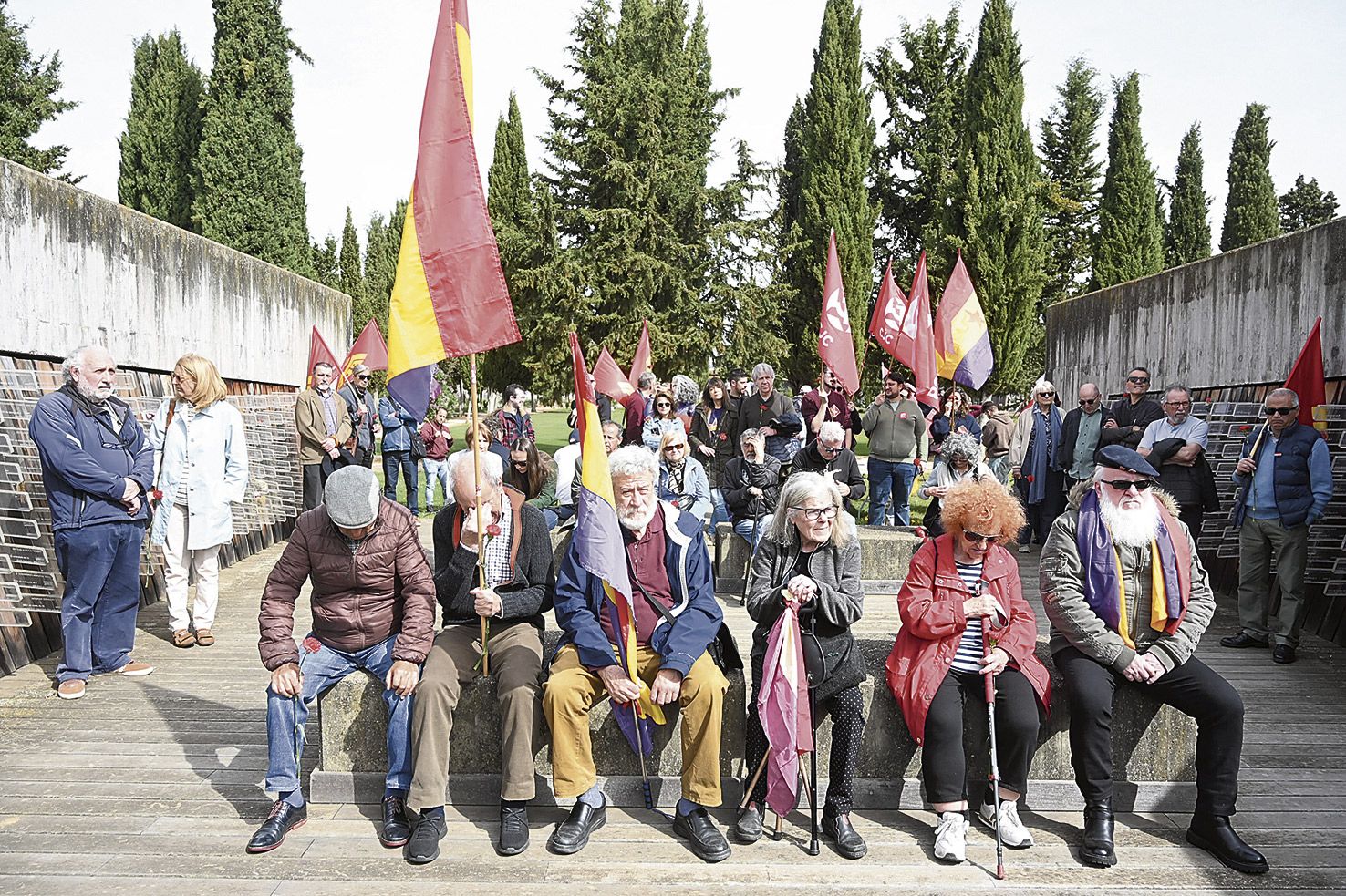 La capilla laica del cementerio acogió el acto de homenaje a los represaliados por la dictadura. | ICAL