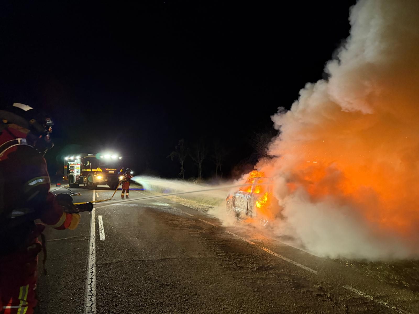 Los bomberos durante su intervención para sofocar las llamas del vehículo. | L.N.C.