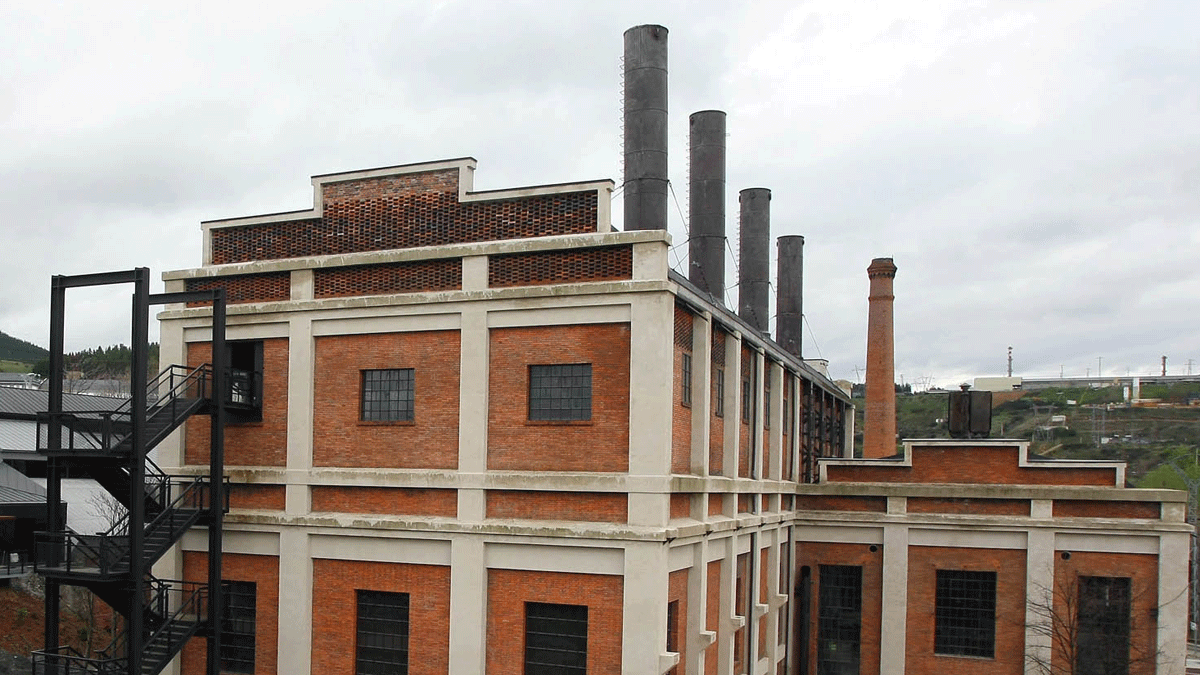 Fachada de la Fábrica de la Luz en Ponferrada. | L.N.C.