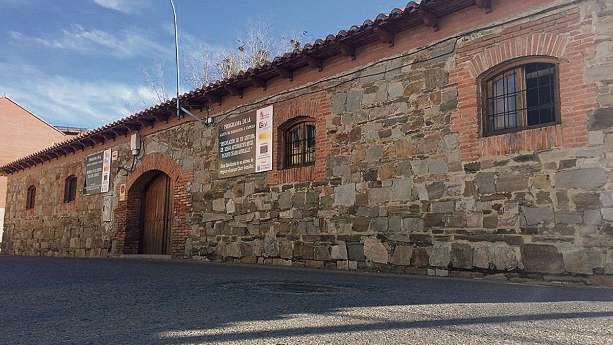 Imagen de archivo del exterior de la sede de la Escuela Taller. | ABAJO