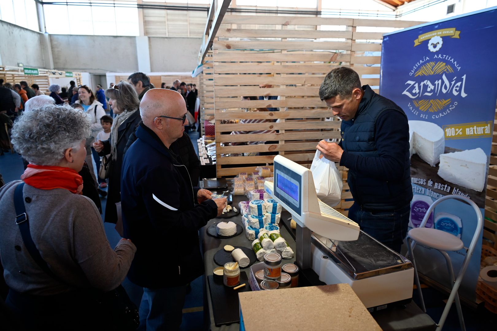 Villaquilambre celebra la III Feria de Productos y Tradiciones Leonesas. | SAÚL ARÉN