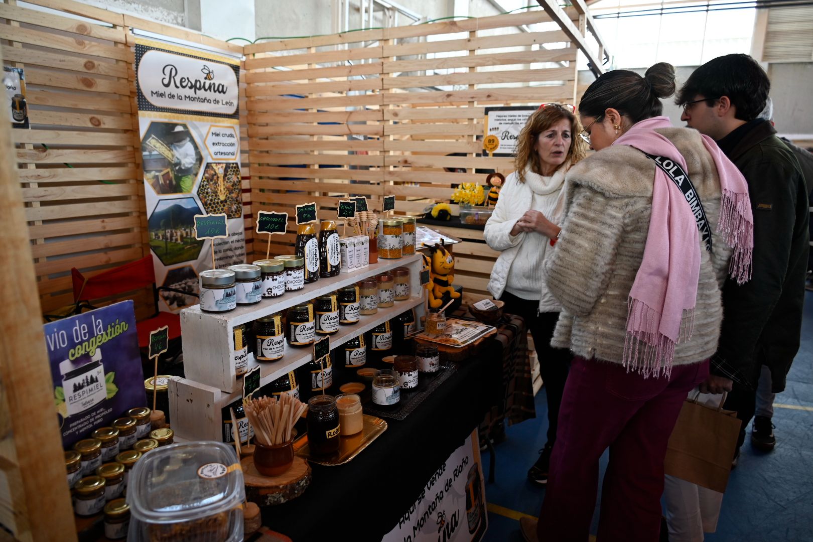 Villaquilambre celebra la III Feria de Productos y Tradiciones Leonesas. | SAÚL ARÉN