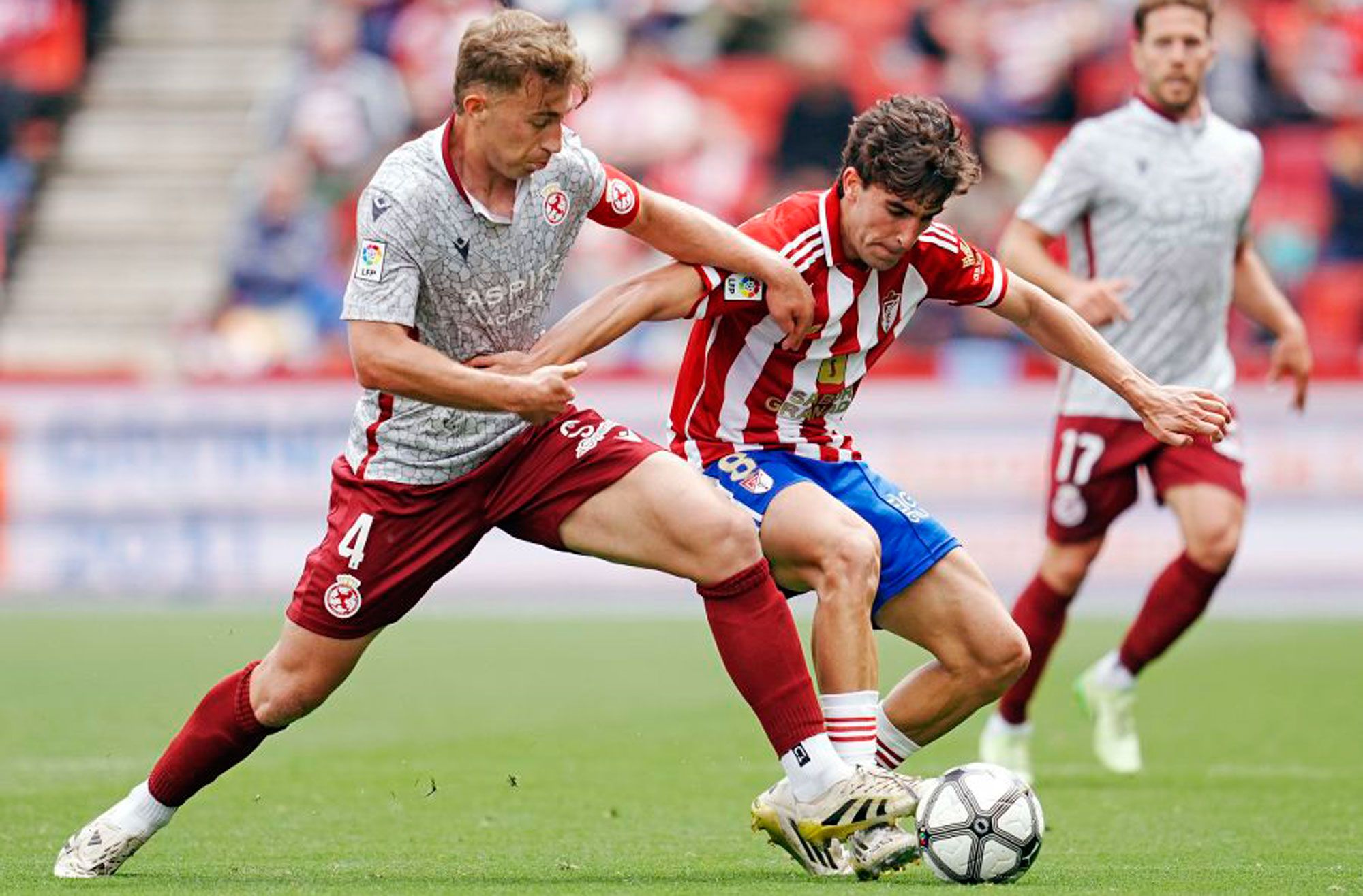 El capitán de la Cultural, Rodri, pelea un balón dividido con el atacante del Granada. | LALIGA