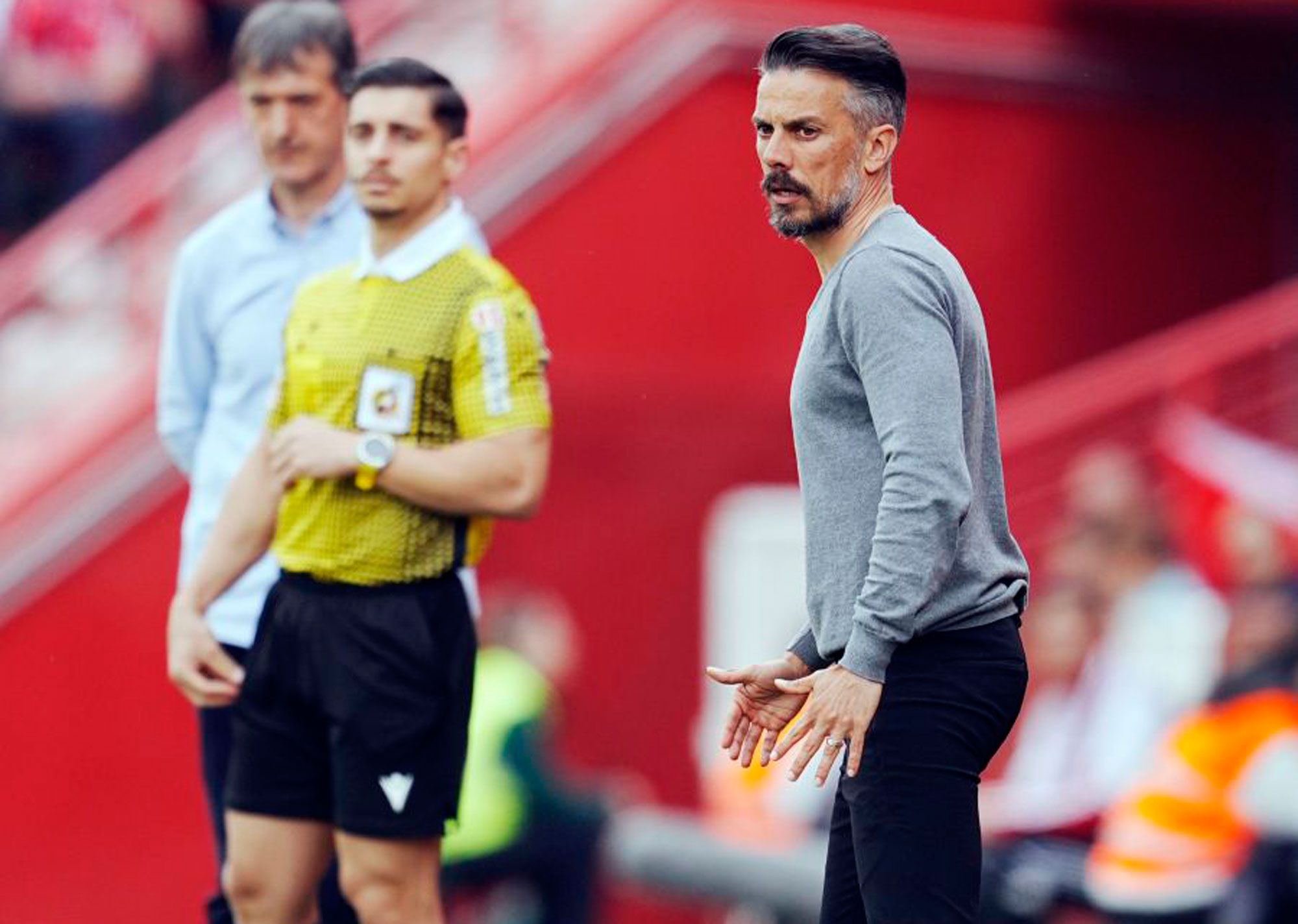 El técnico de la Cultural, De la Barrera, durante el partido ante el Granada con Pacheta al fondo. | LA LIGA