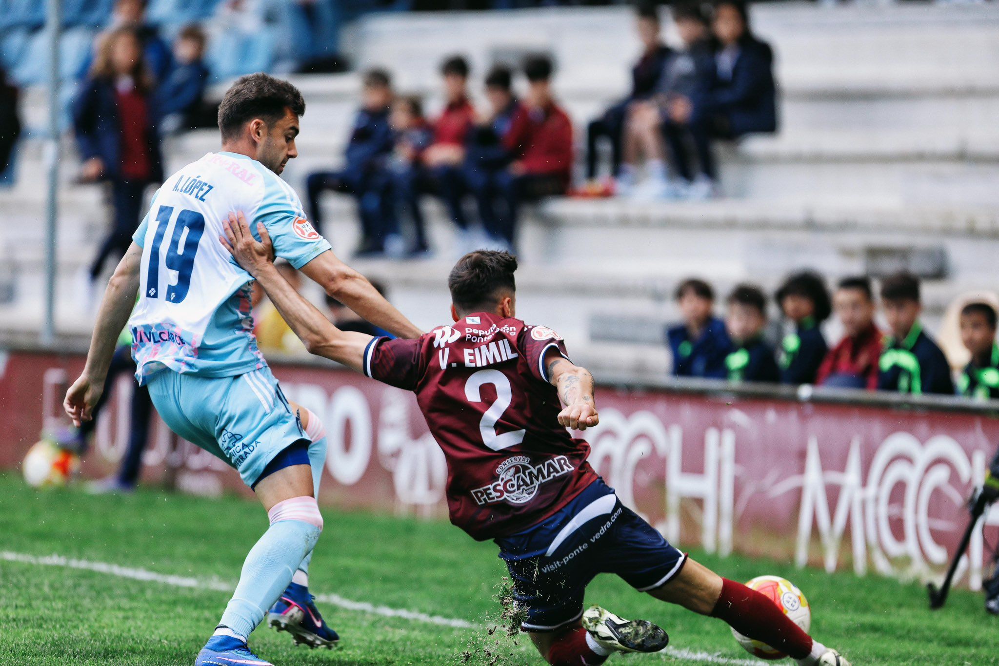 La Ponferradina no estuvo a la altura del partido en Pontevedra y eso que creyó con el tanto de Andoni.  REPORTAJE GRÁFICO PONTEVEDRA