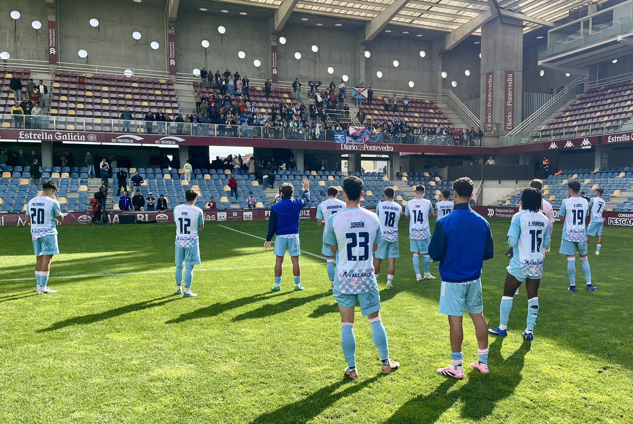 Los jugadores de la Deportiva se agradecieron a los desplazados todo su apoyo. SDP