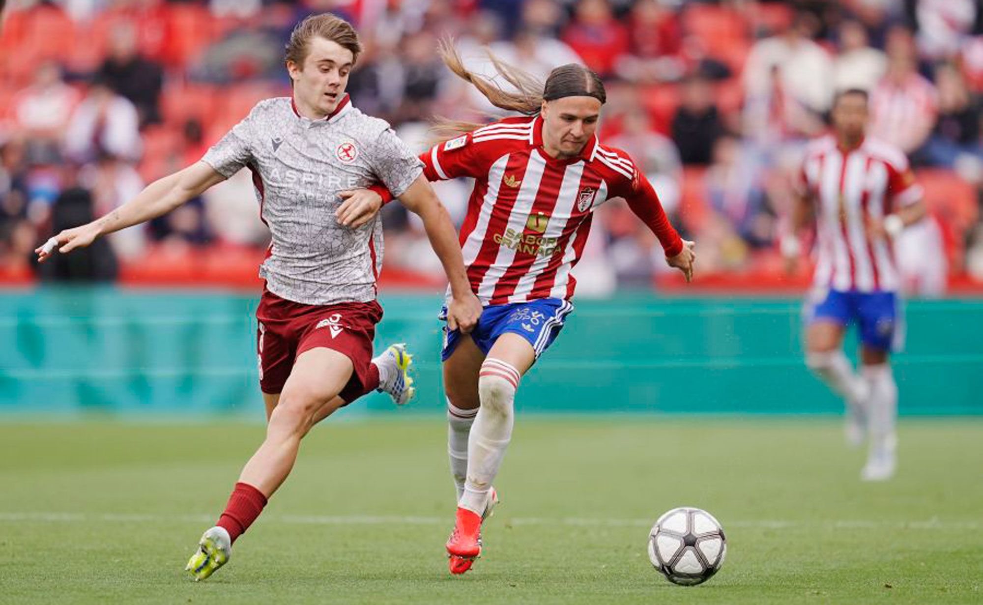 Yayo pelea con Izan por un balón dividido. | LALIGA