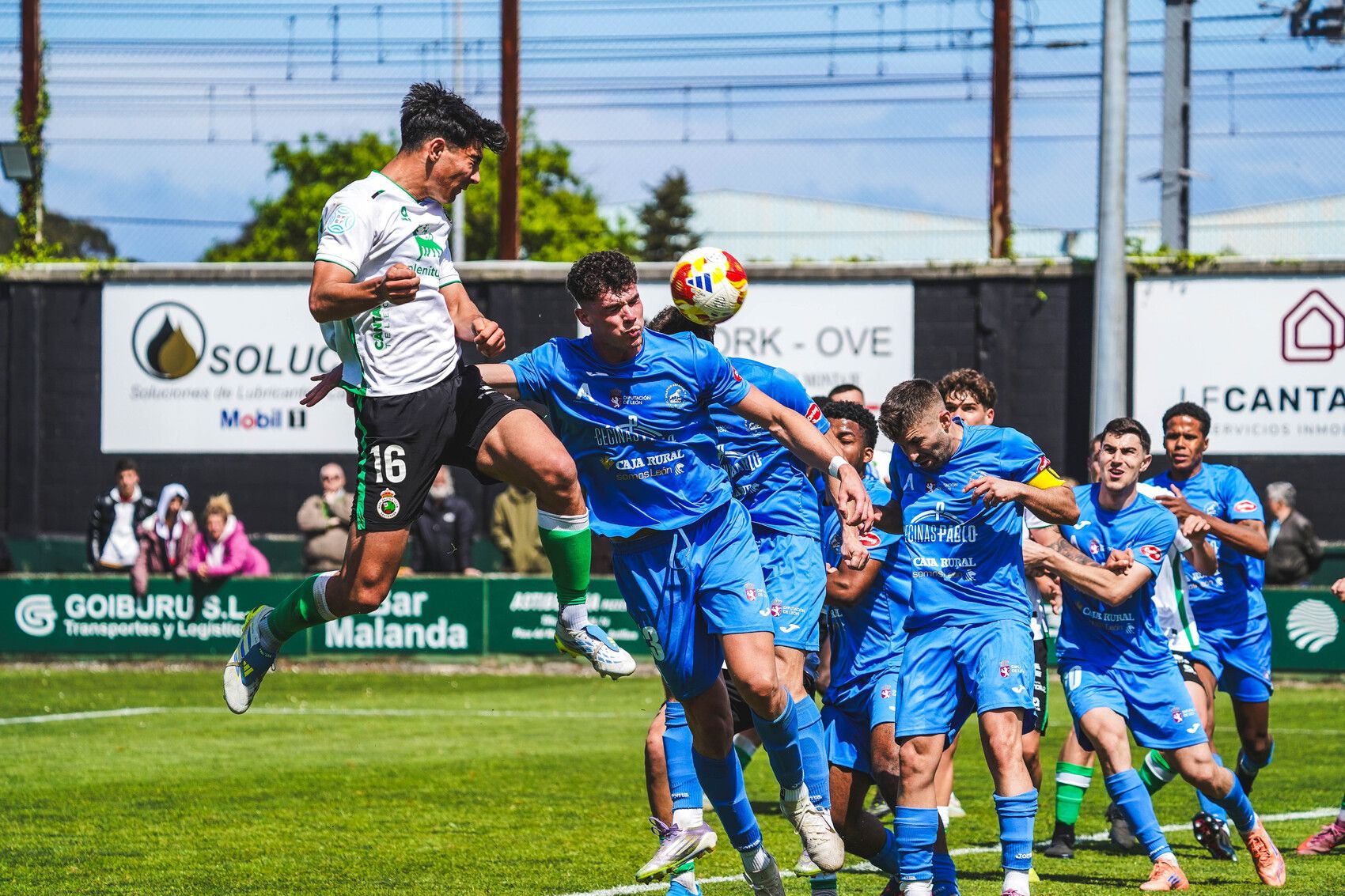Los jugadores del Astorga intentan defender una acción a balón parado que remata el atacante del Racing.  REAL RACING CLUB