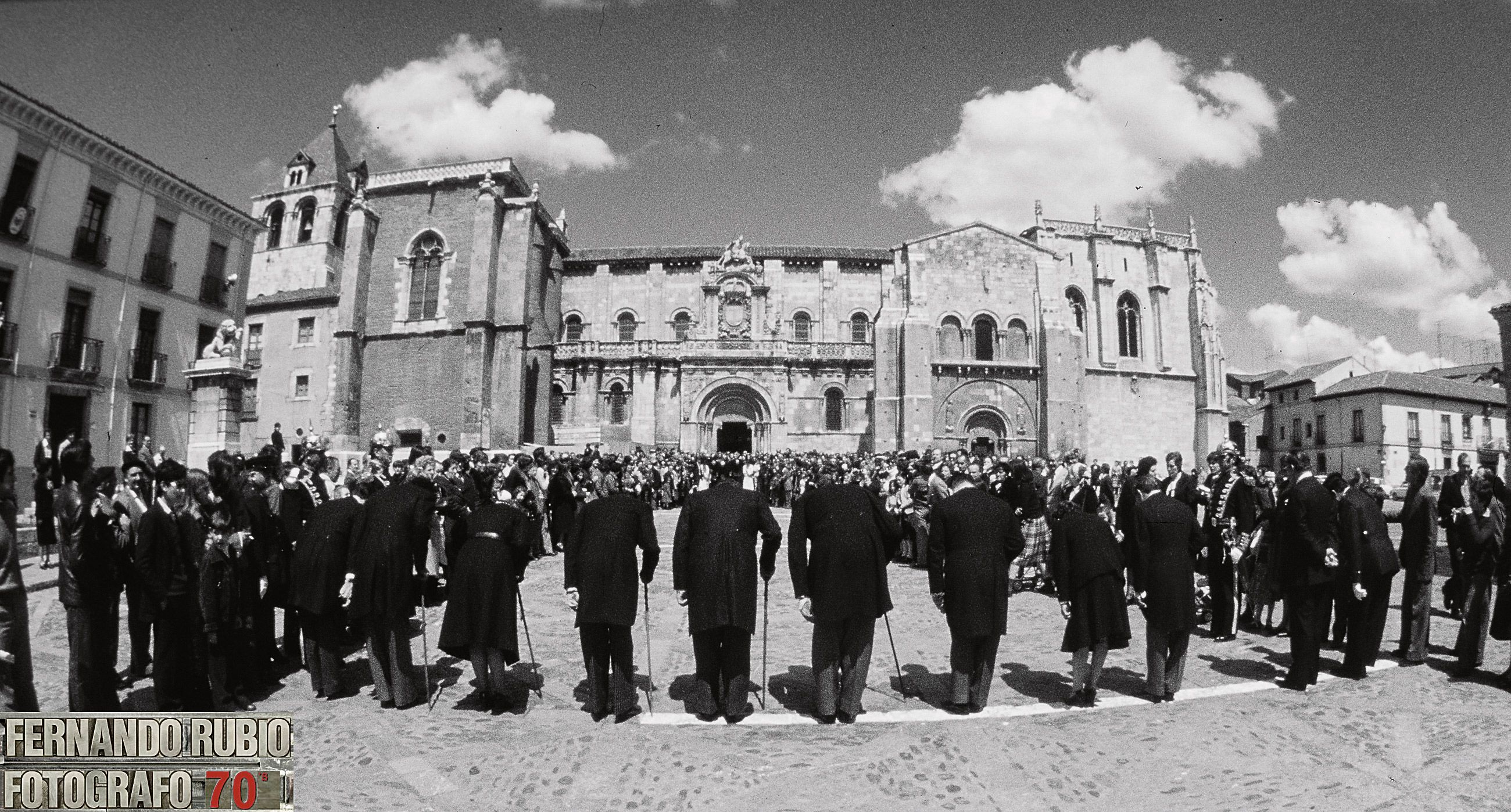 El momento más representativo y más buscado de las Cabezadas, cuando los representantes municipales «doblan el lomo» por una vez. | FERNANDO RUBIO