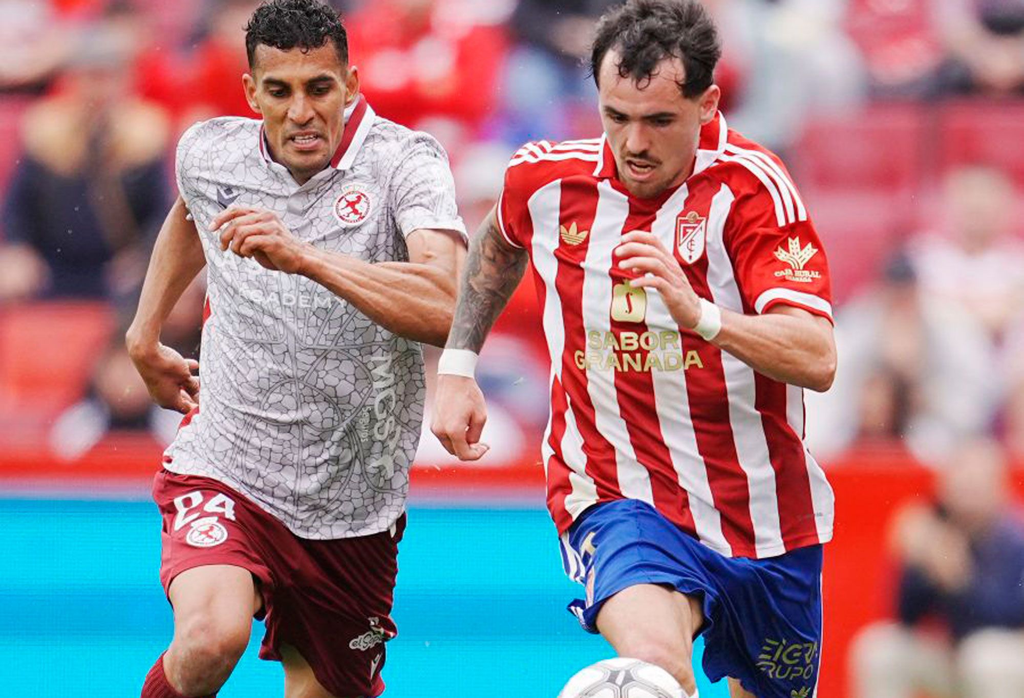 Víctor García pelea por un balón dividido frente al Granada. | LALIGA