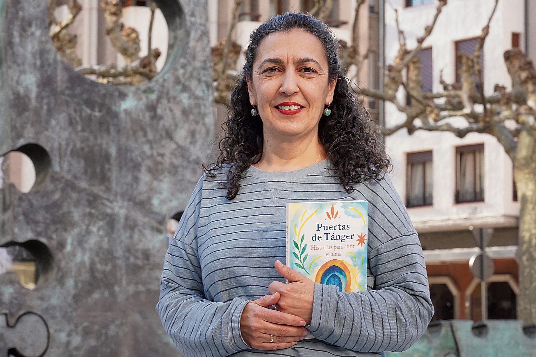 Marifé de la Torre con su libro ‘Puertas de Tánger’, que este martes presenta en el Centro Péndula. | CAMPILLO (ICAL)
