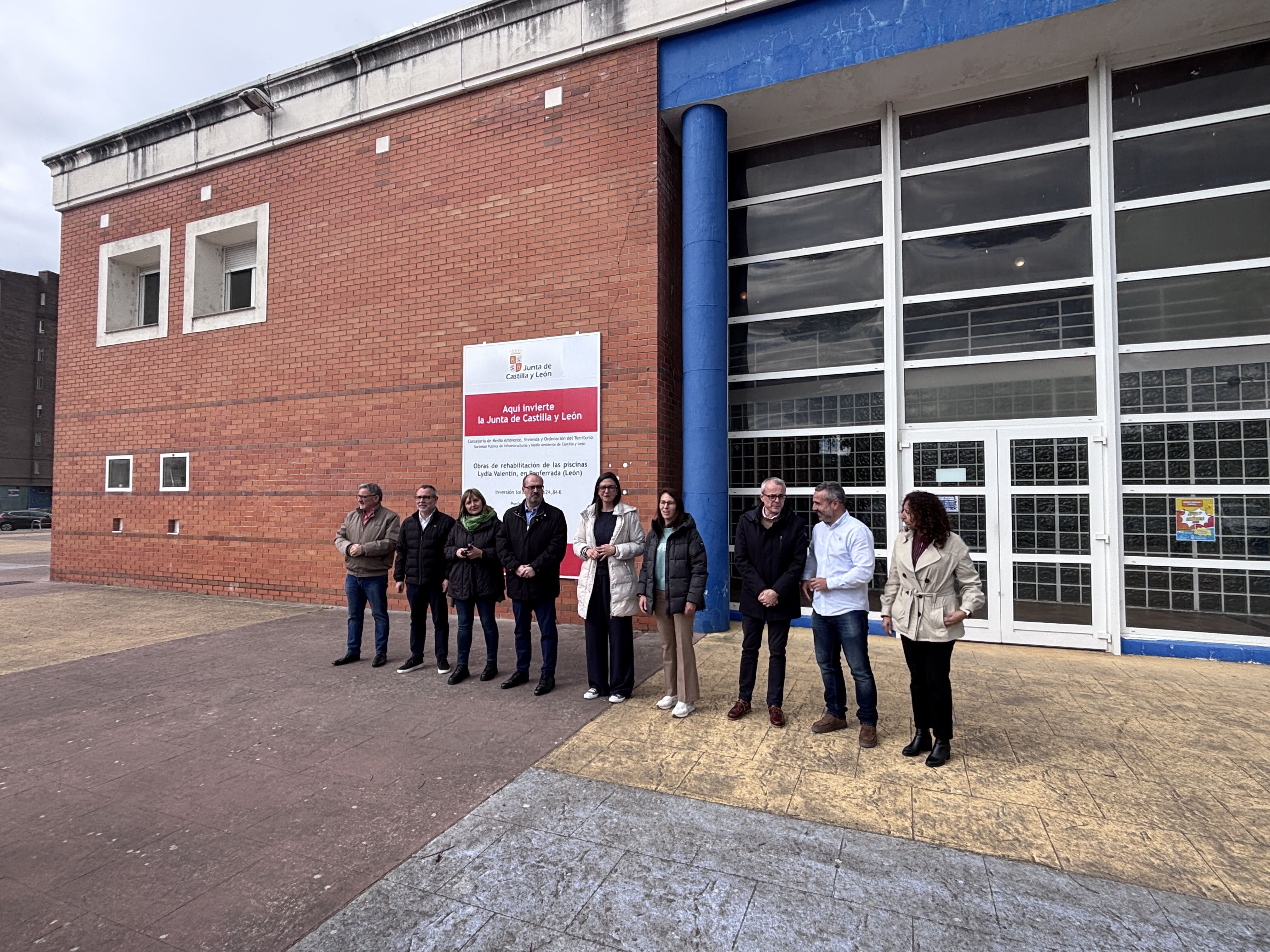 Primera jornada de obras en las piscinas municipales de Ponferrada. | JAVIER FERNÁNDEZ