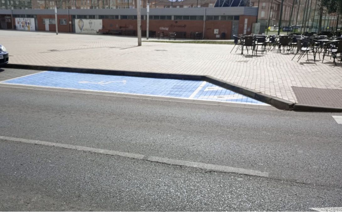 Aparcamiento para personas con movilidad reducida en San Andrés. | L.N.C. Aparcamiento para personas con movilidad reducida en San Andrés. | L.N.C.