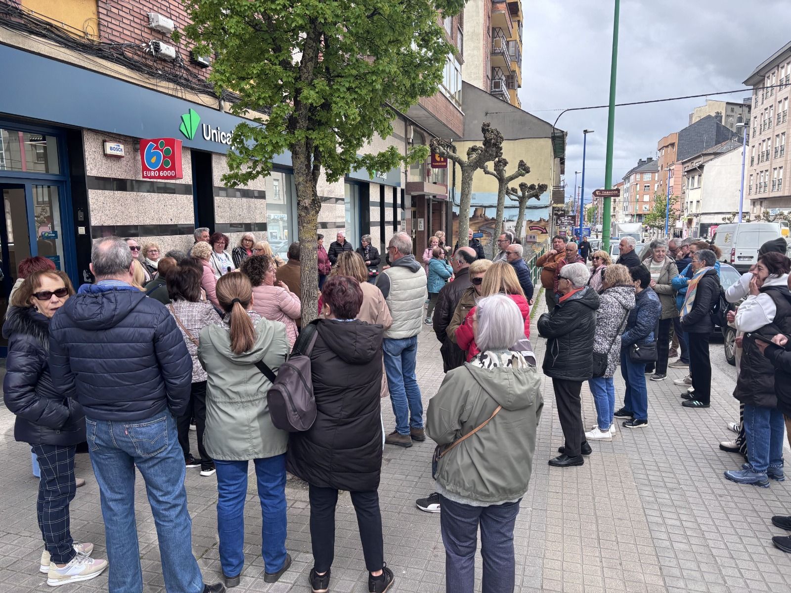 Concentración vecinal frente a la sede de Unicaja en Flores del Sil. | JAVIER FERNÁNDEZ
