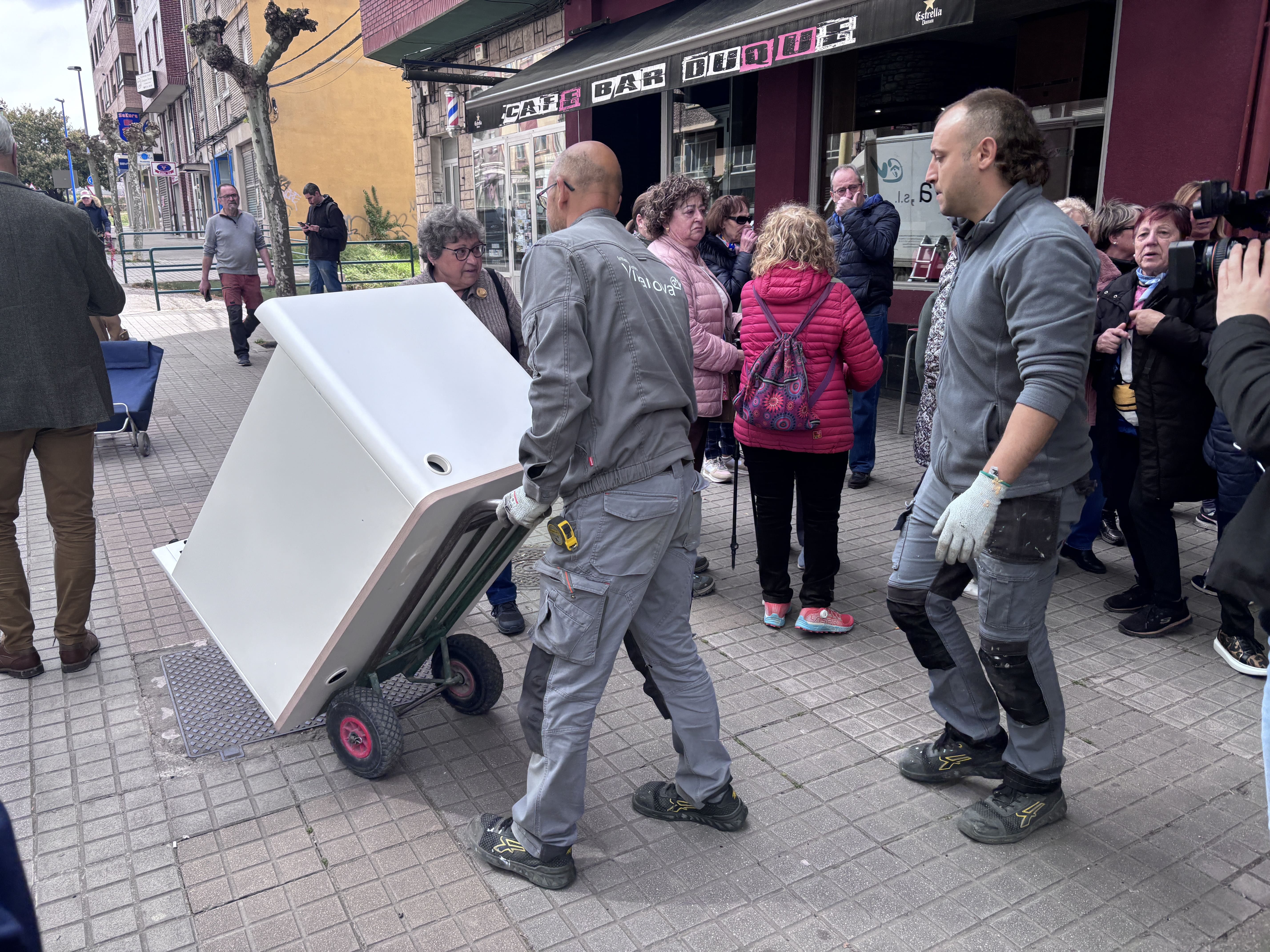 Recogida del mobiliario de la sucursal mientras transcurría la protesta. | JAVIER FERNÁNDEZ Recogida del mobiliario de la sucursal mientras transcurría la protesta. | JAVIER FERNÁNDEZ
