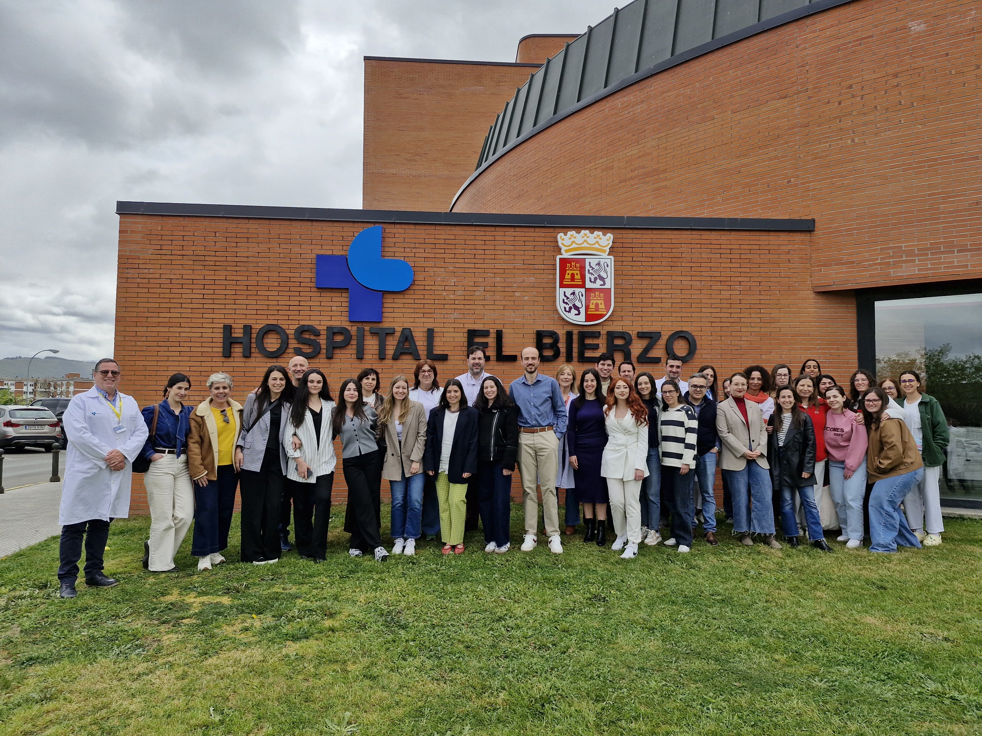 Foto de familia del homenaje a la promoción EIR 2024 2026 de la Gasbi.