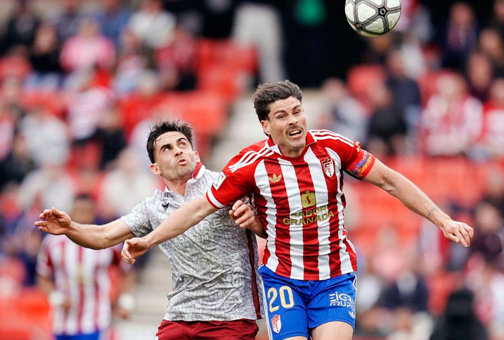 El central de la Cultural, Fornos, pelea un balón aéreo frente al Granada. | LALIGA