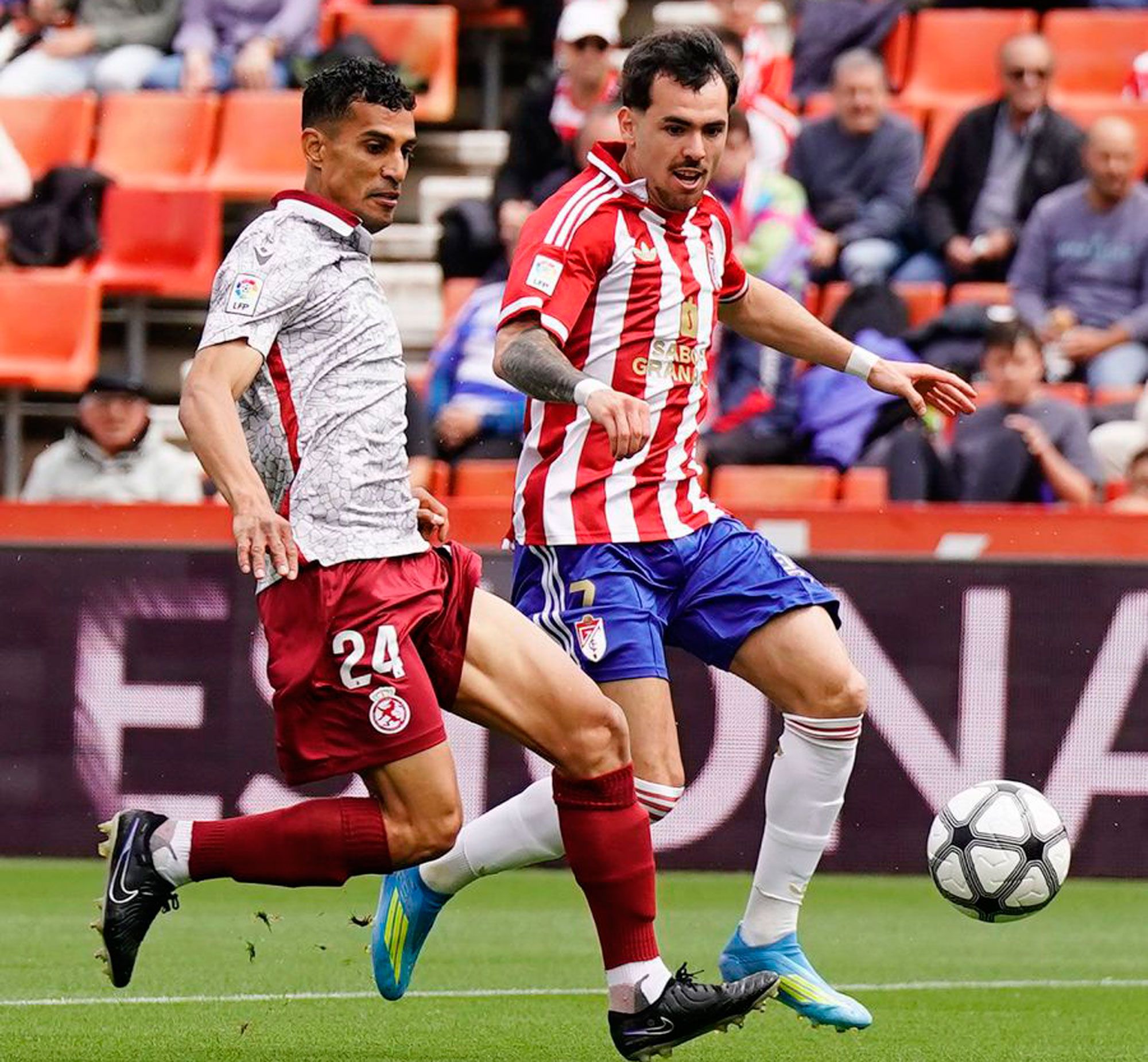 El lateral de la Cultural, Víctor García, pelea por un balón dividido ante el Granada. | LA LIGA