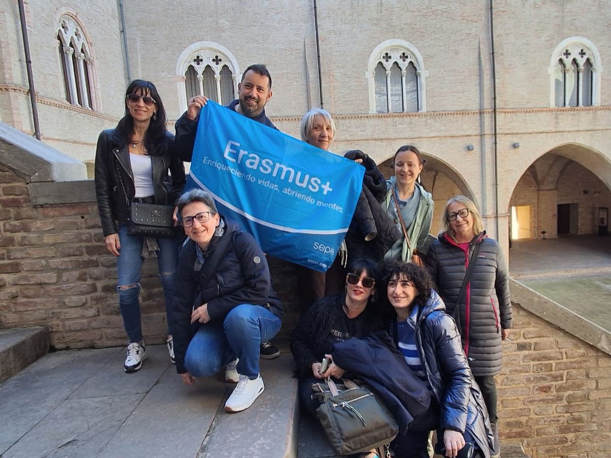 Ocho alumnos de italiano y dos profesores de la EOI en Foligno, Italia.