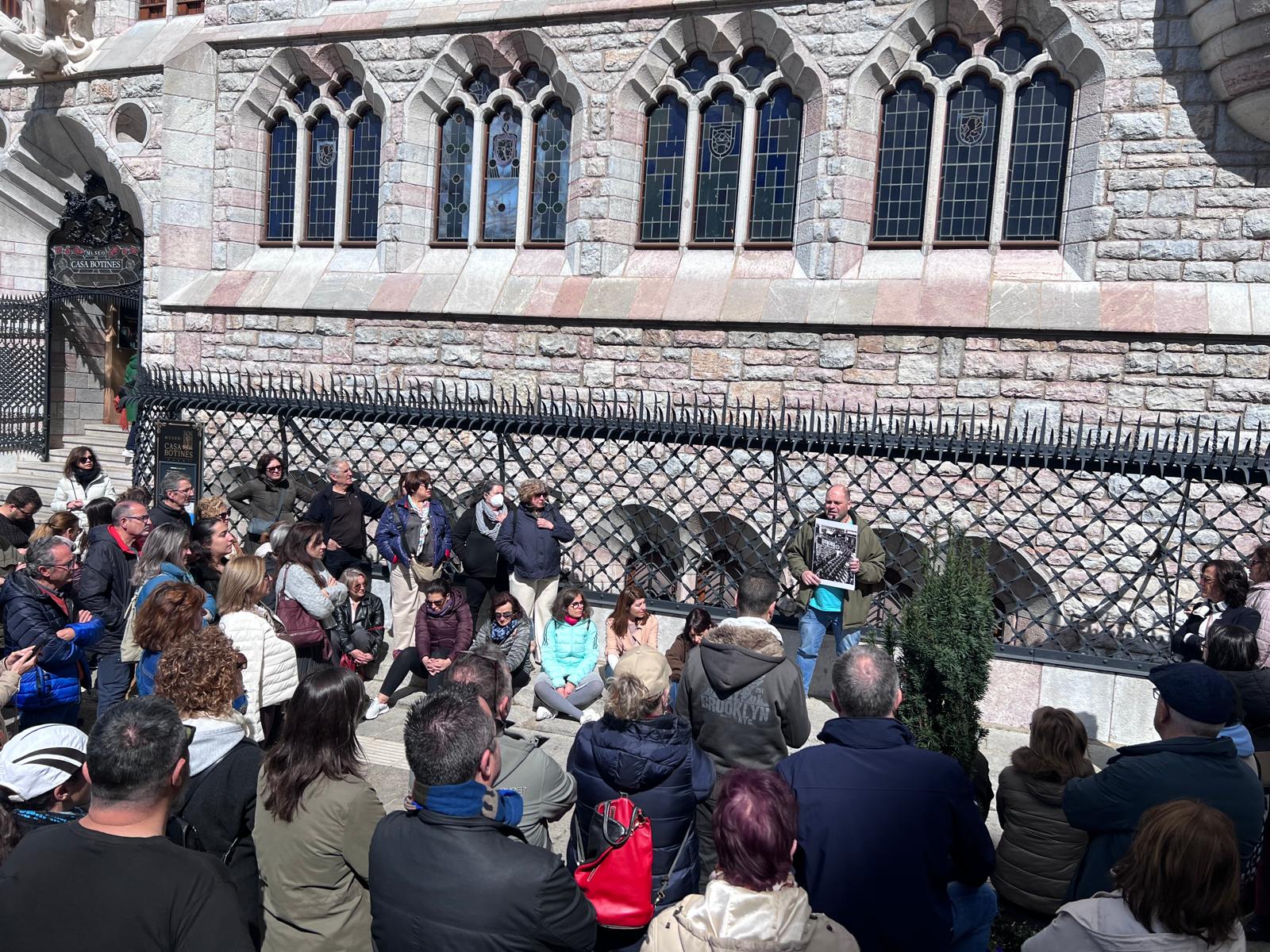 Un momento del itinerario “León con Memoria”, que recorre enclaves significativos de la historia reciente de León | L.N.C.