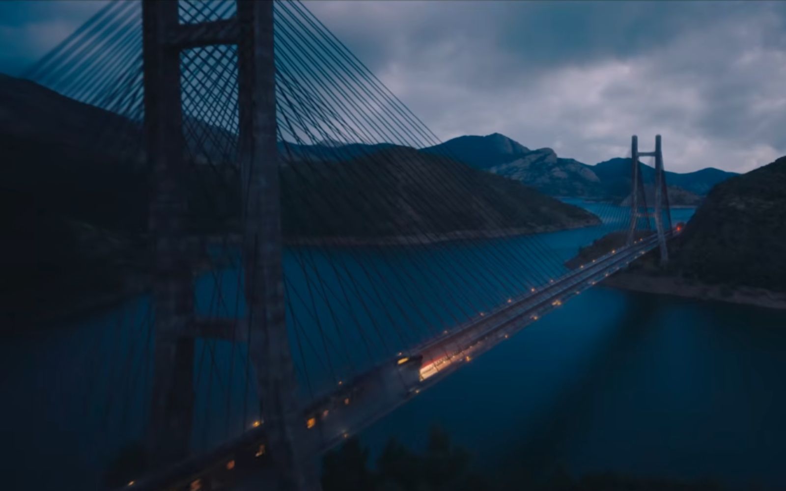 Un instante del trailer de 'Amanecer en la cosecha' donde aparce el puente de Barrios de Luna como el imponente acceso en tren al Capitolio | LIONSGATE Un instante del trailer de 'Amanecer en la cosecha' donde aparce el puente de Barrios de Luna como el imponente acceso en tren al Capitolio | LIONSGATE