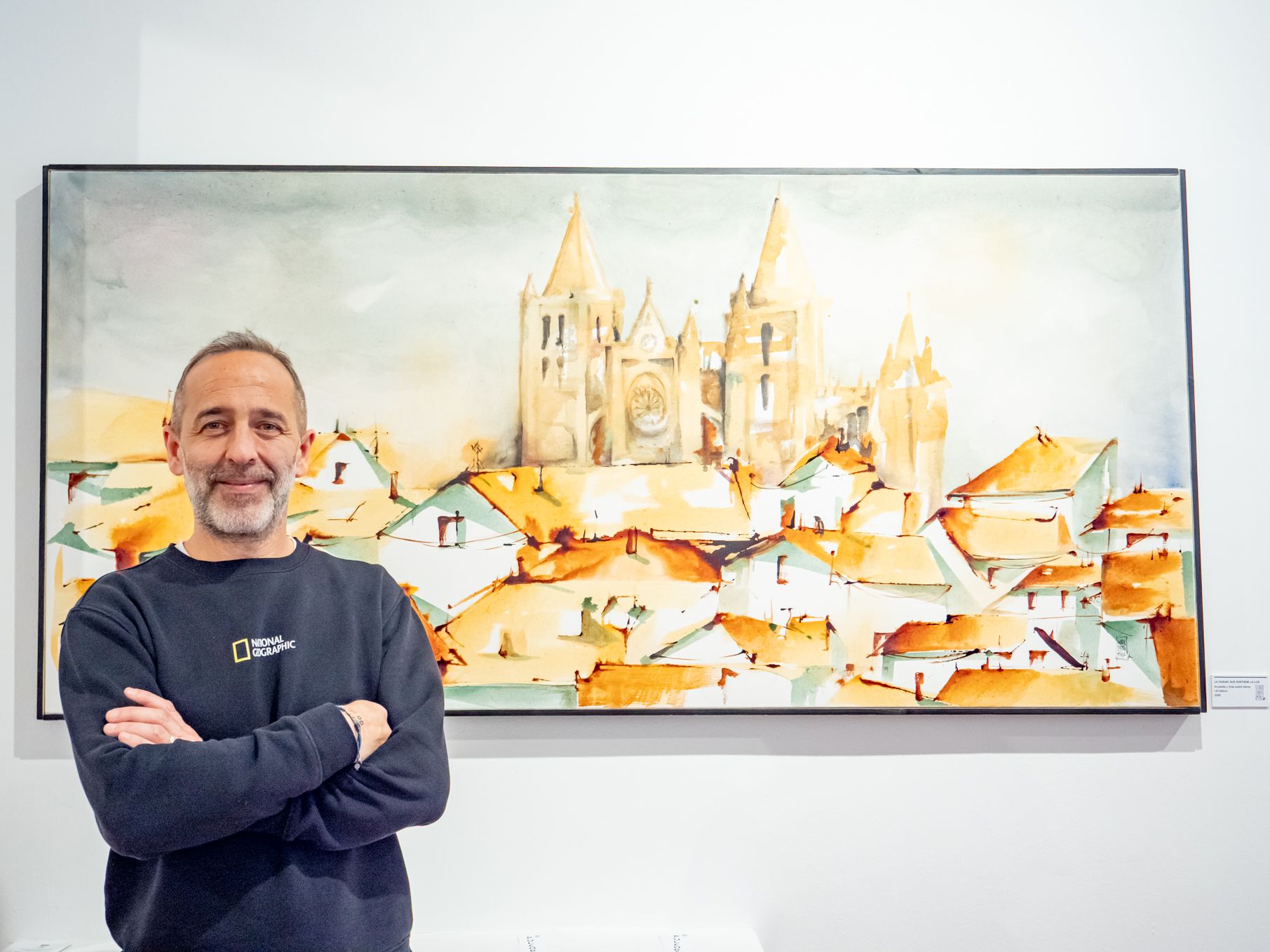 Ante una de las piezas de la exposición. | VICENTE GARCÍA