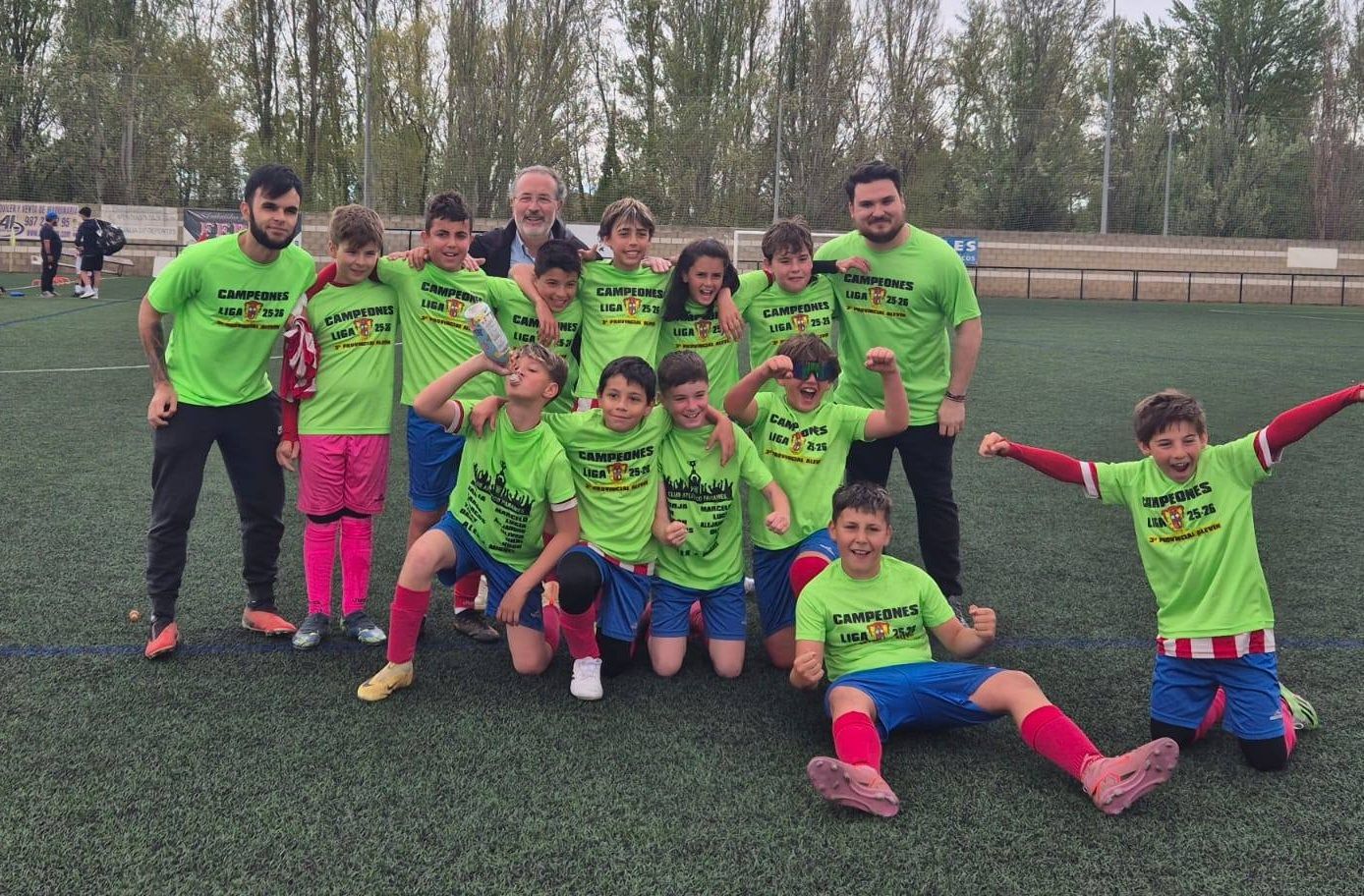 El equipo celebrando el título de liga ganado este pasado fin de semana, | L.N.C.