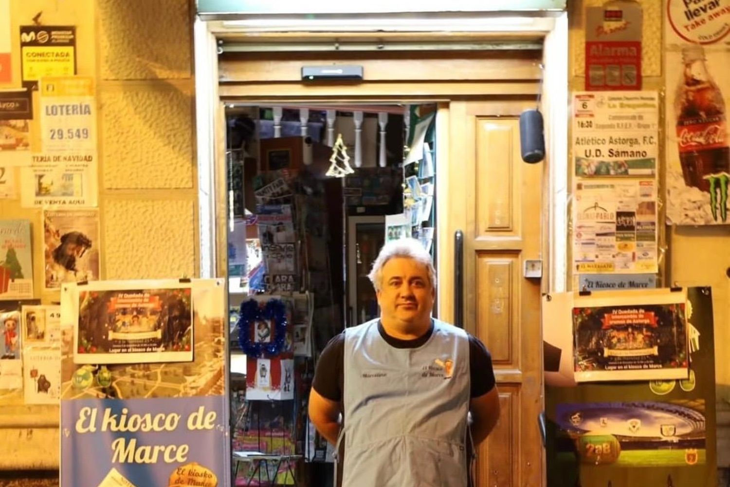 Marcelino, conocido como Marce, posa frente al kiosco que ha regentado durante los últimos cuatro años en Astorga, que acaba de cerrar sus puertas definitivamente | KIOSCO DE MARCE