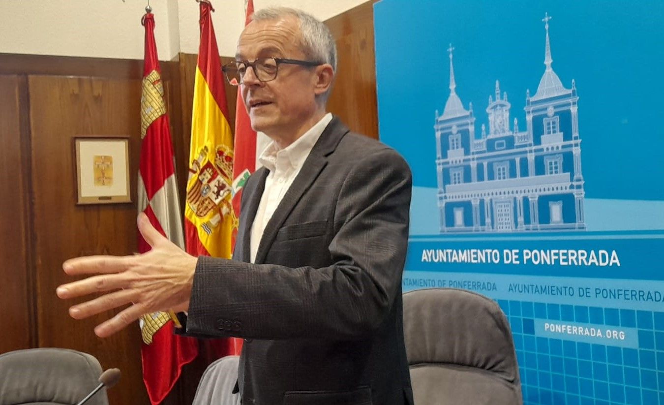 El concejal de Hacienda en rueda de prensa dando cuenta del nuevo documento. | MAR IGLESIAS