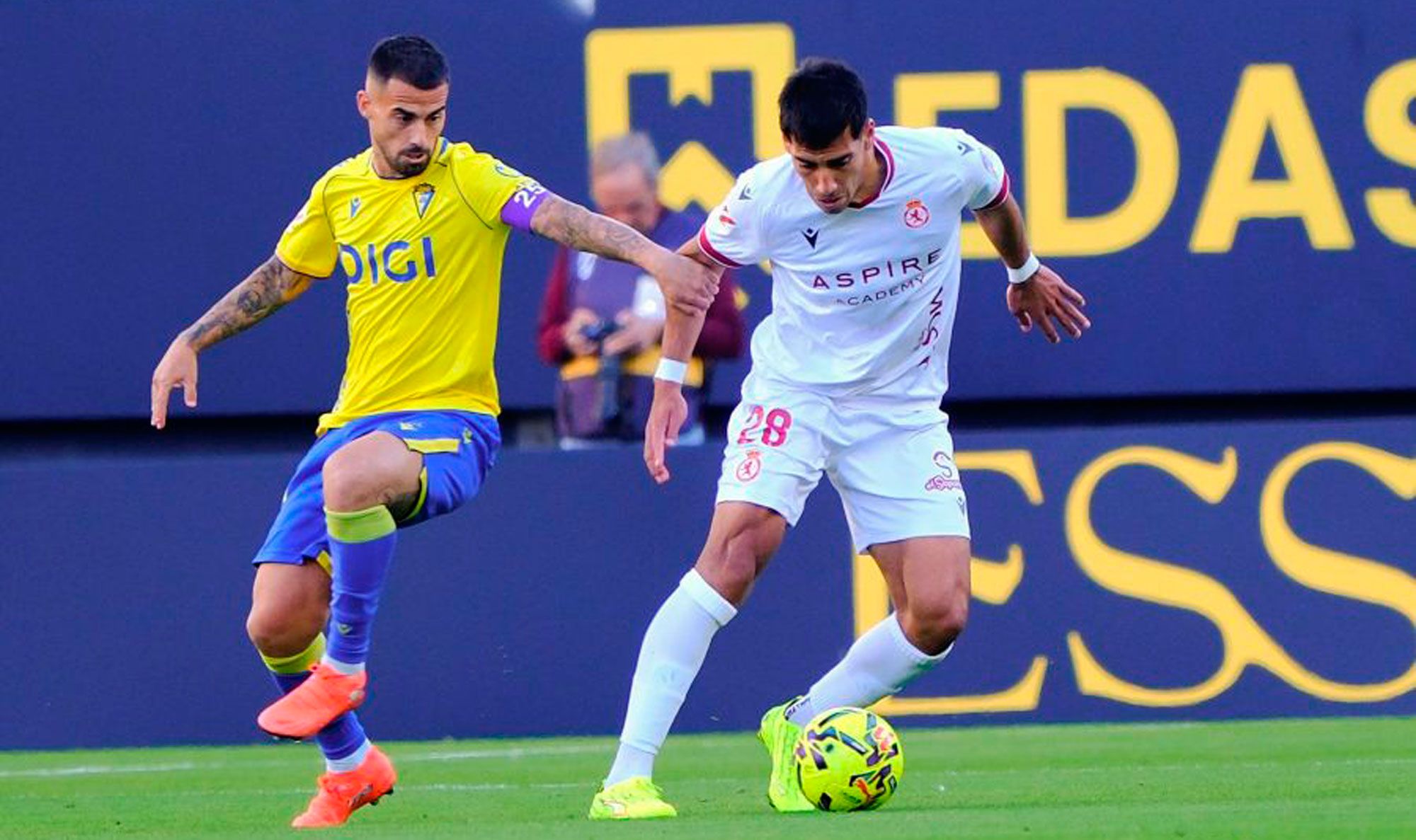 Ojeda controla el balón ante el defensor del Cádiz en el choque de la primera vuelta. | LALIGA