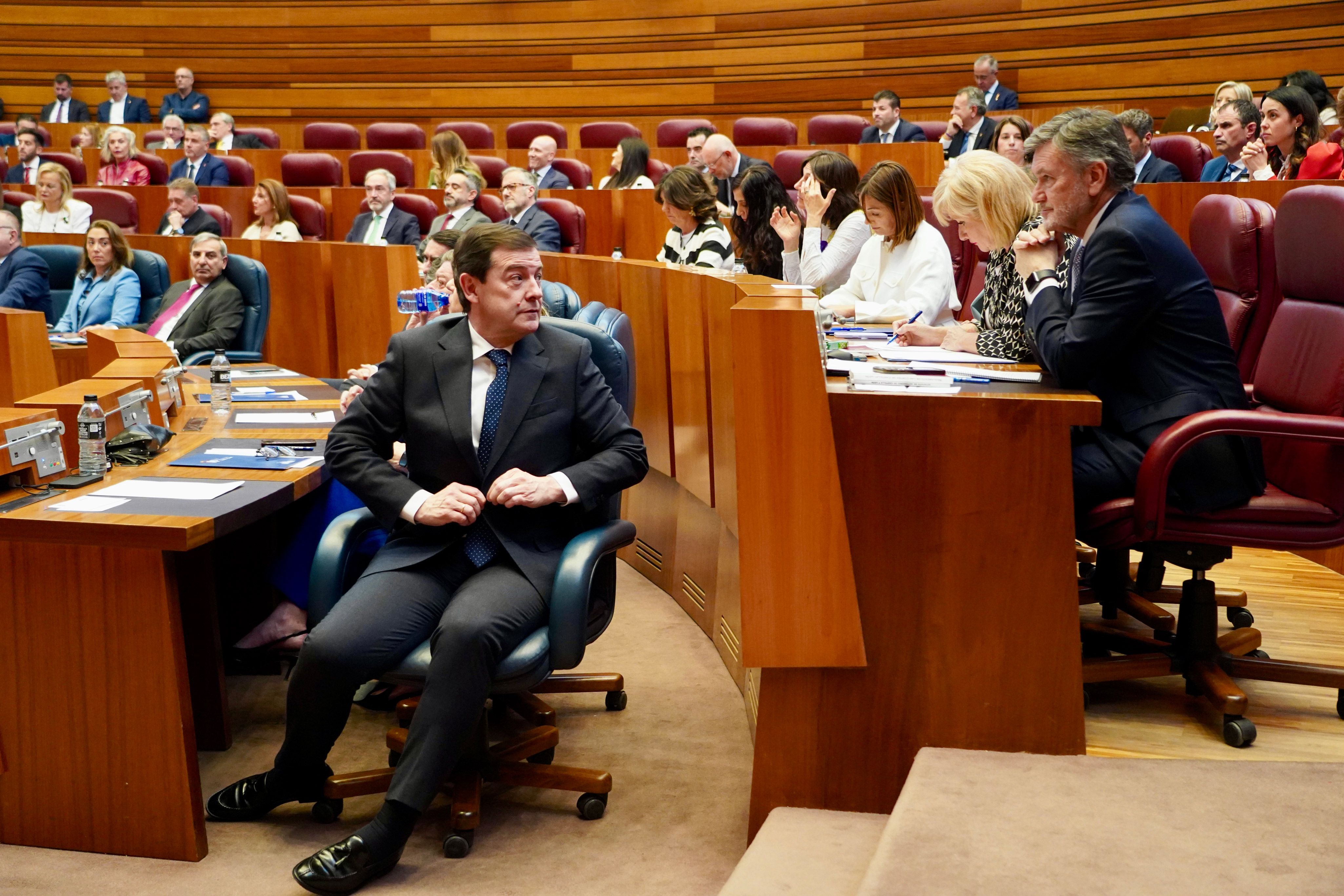 El presidente en funciones de la Junta, Alfonso Fernández Mañueco, ante el presidente electo de las Cortes, Francisco Vázquez. | ICAL